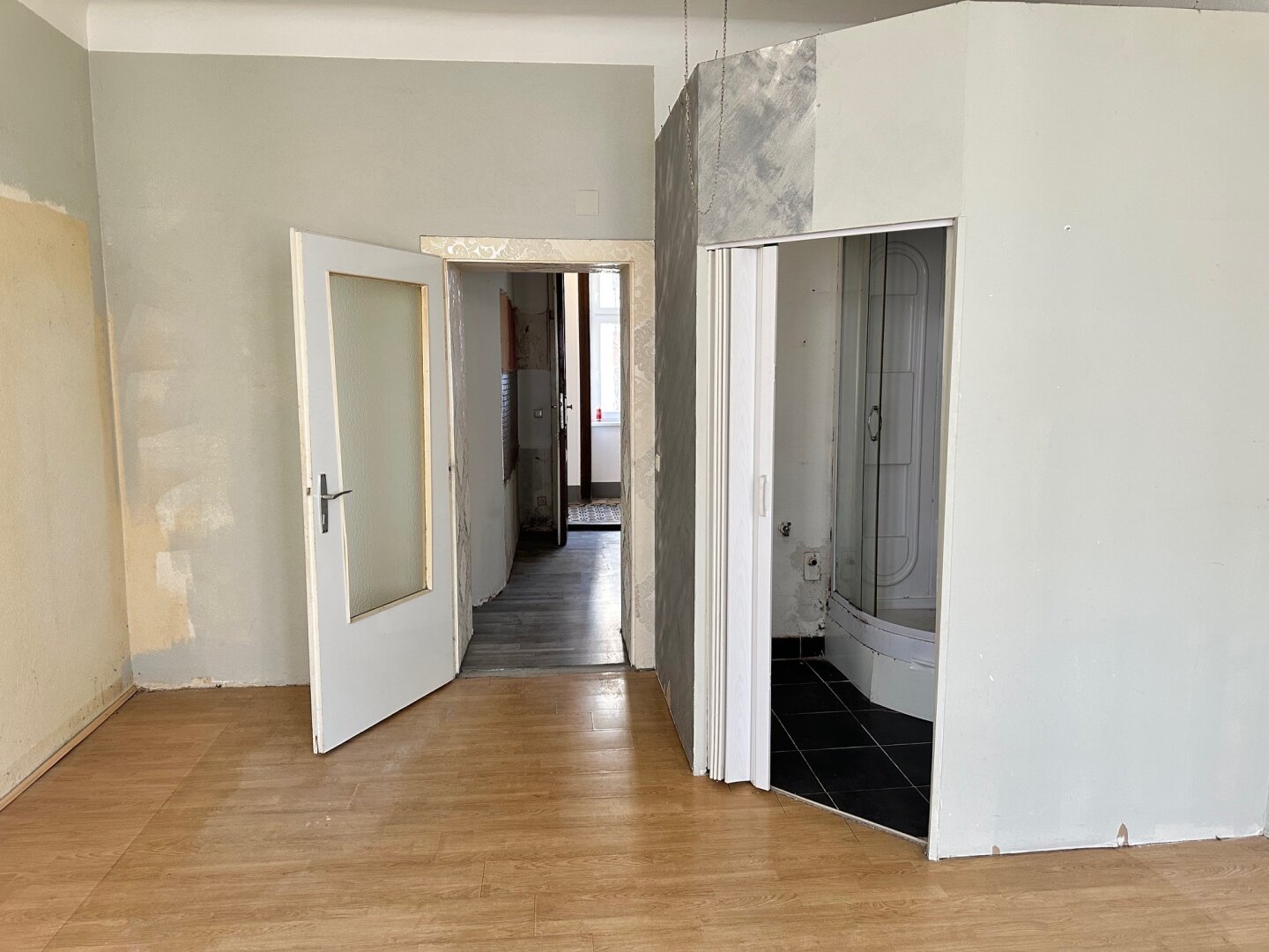 RENOVIERUNGSBEDÜRFTIGE SINGLEWOHNUNG MIT WC