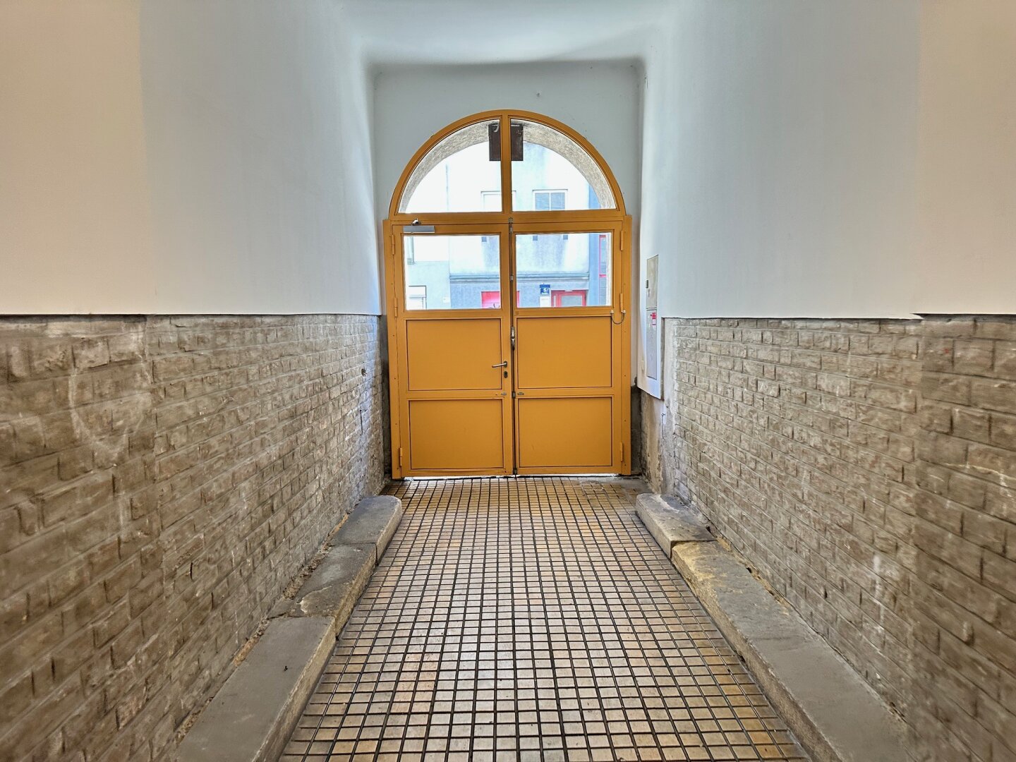 RENOVIERUNGSBEDÜRFTIGE SINGLEWOHNUNG MIT WC