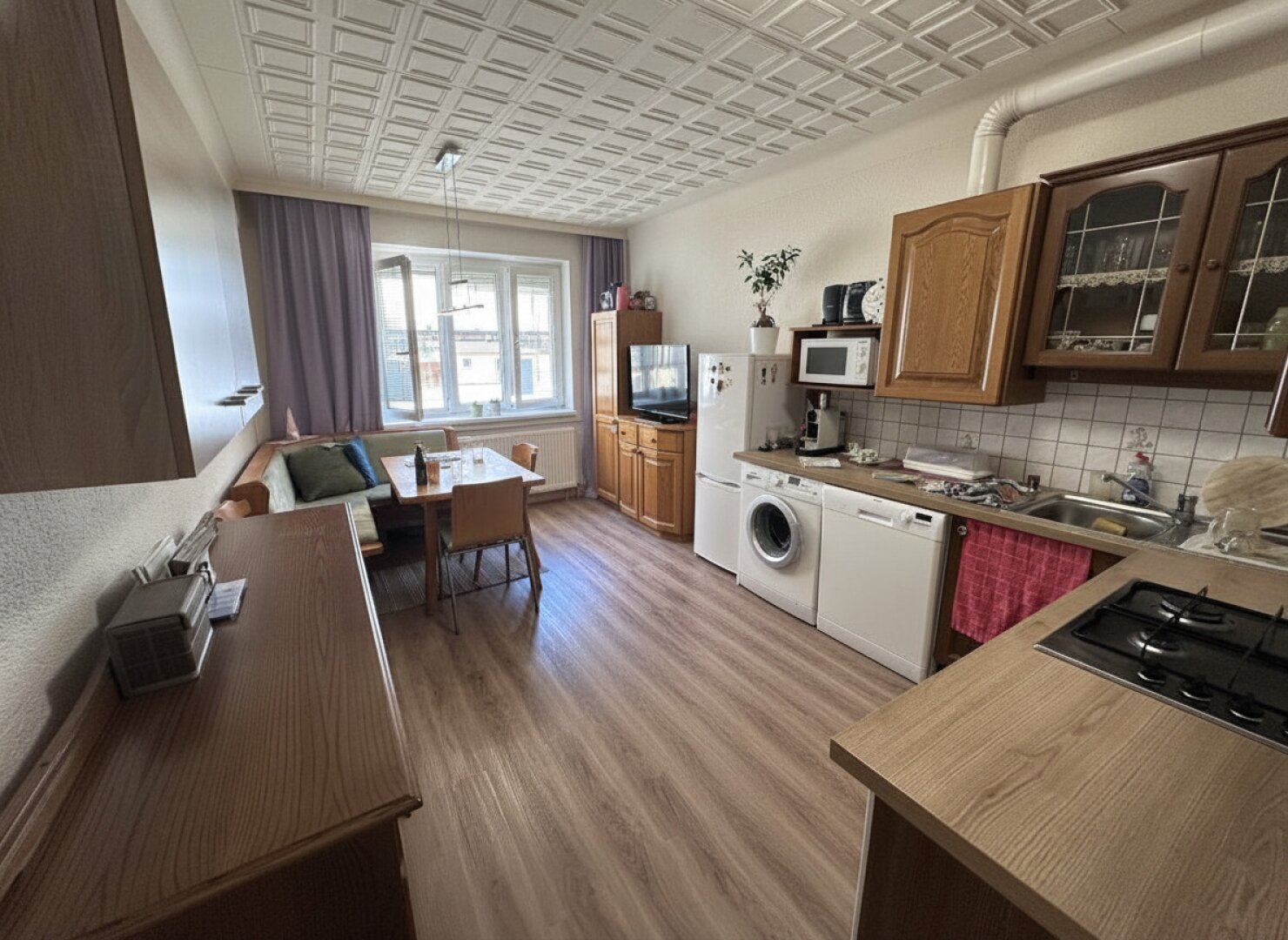 3 ZIMMER STADTWOHNUNG - FREIER MIETZINS - WG MÖGLICH - STELLPLATZ ANMIETBAR