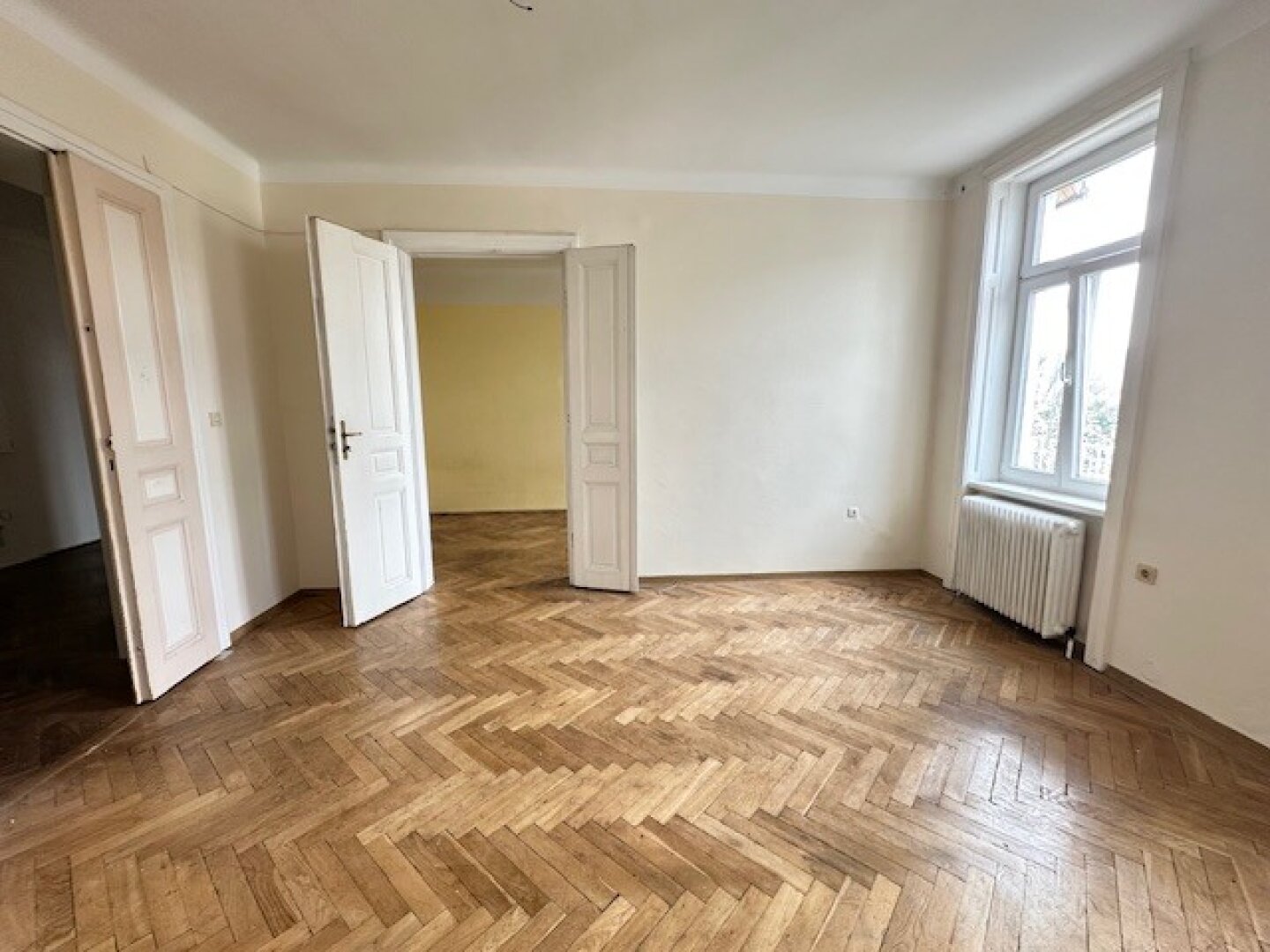 Seltene Altbauperle mit großem Südbalkon & Weitblick – Top Lage S-Bahn Hadersdorf