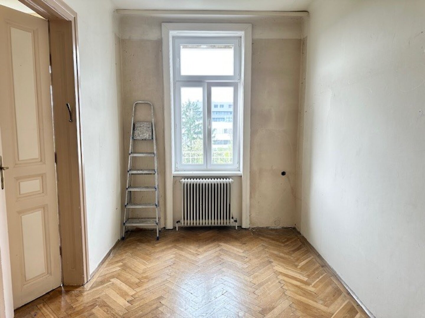 Seltene Altbauperle mit großem Südbalkon & Weitblick – Top Lage S-Bahn Hadersdorf
