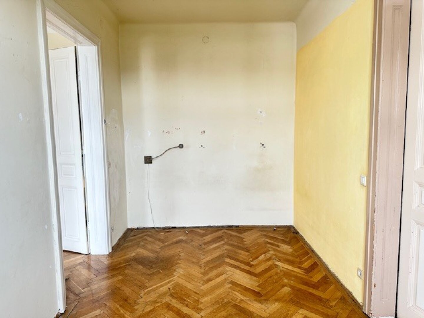 Seltene Altbauperle mit großem Südbalkon & Weitblick – Top Lage S-Bahn Hadersdorf