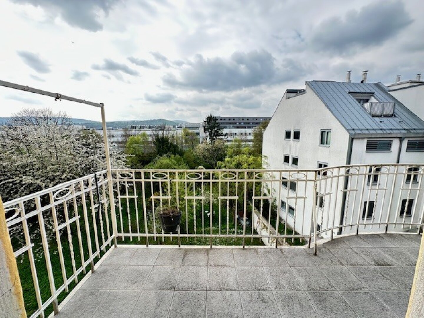 Seltene Altbauperle mit großem Südbalkon & Weitblick – Top Lage S-Bahn Hadersdorf