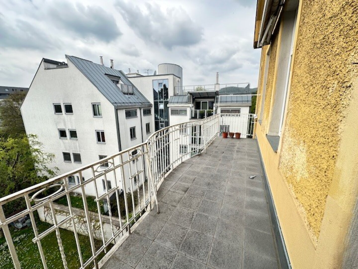 Seltene Altbauperle mit großem Südbalkon & Weitblick – Top Lage S-Bahn Hadersdorf