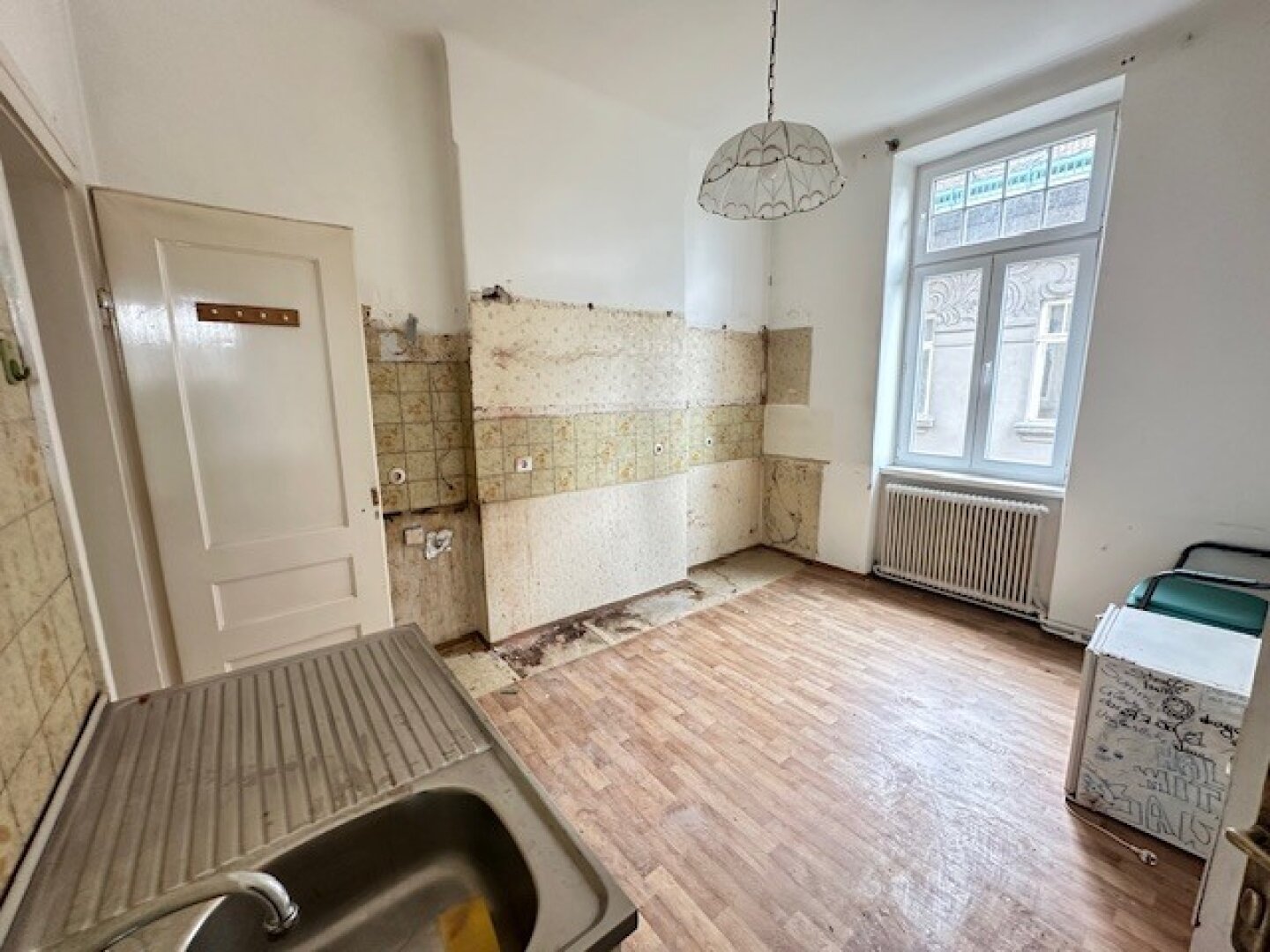 Seltene Altbauperle mit großem Südbalkon & Weitblick – Top Lage S-Bahn Hadersdorf