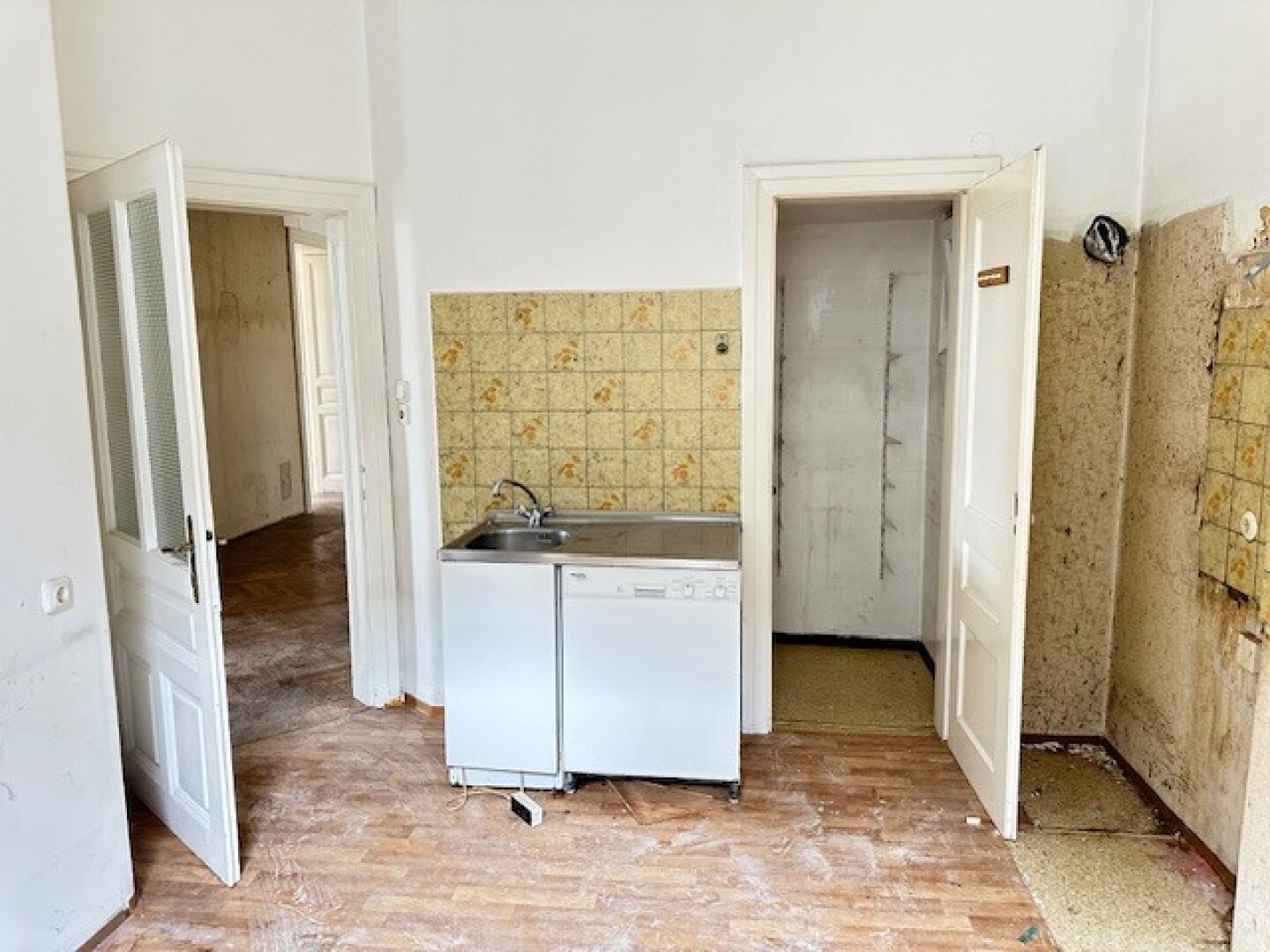 Seltene Altbauperle mit großem Südbalkon & Weitblick – Top Lage S-Bahn Hadersdorf