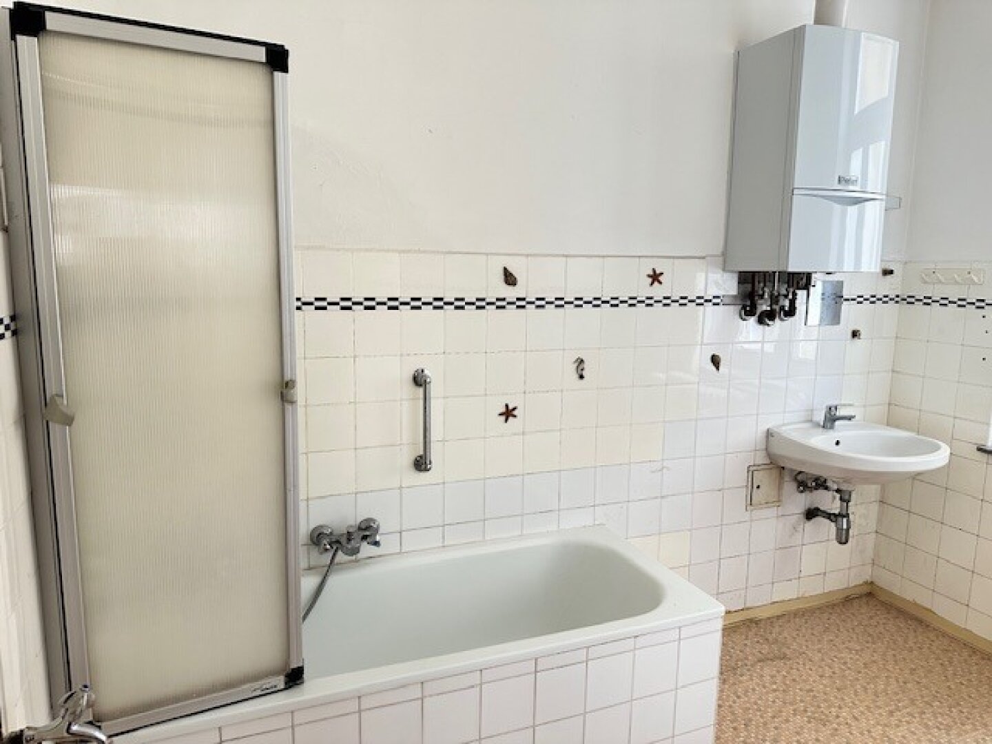 Seltene Altbauperle mit großem Südbalkon & Weitblick – Top Lage S-Bahn Hadersdorf
