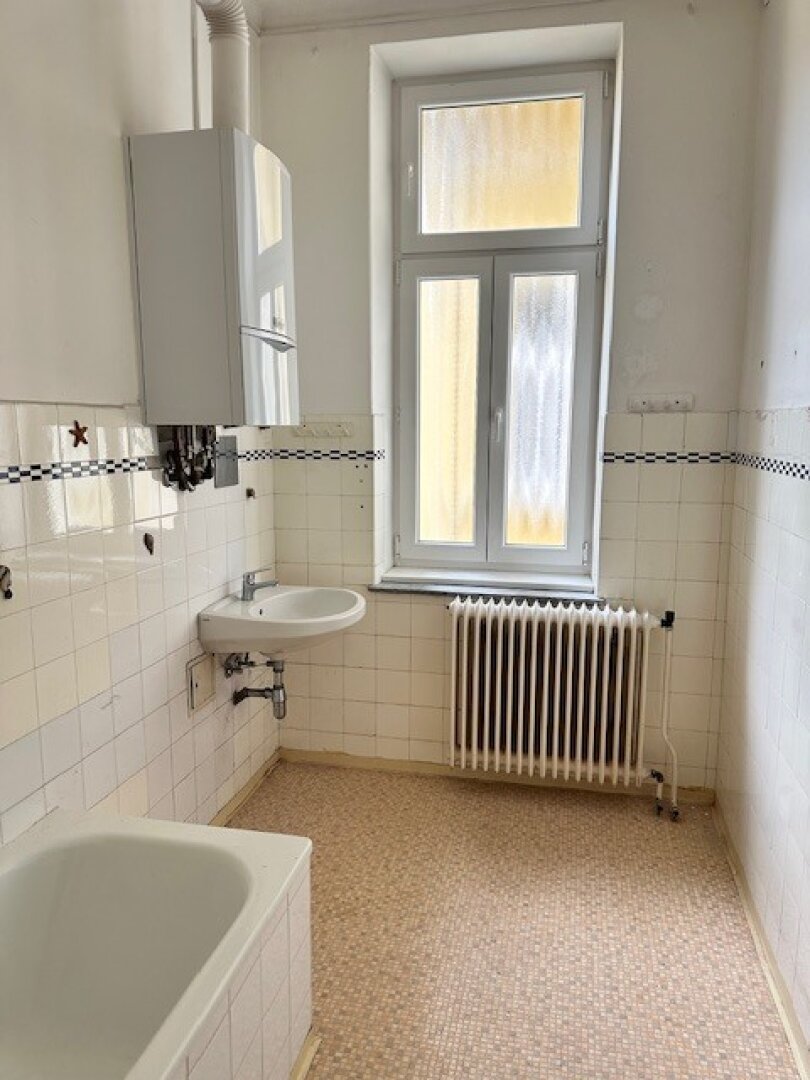 Seltene Altbauperle mit großem Südbalkon & Weitblick – Top Lage S-Bahn Hadersdorf