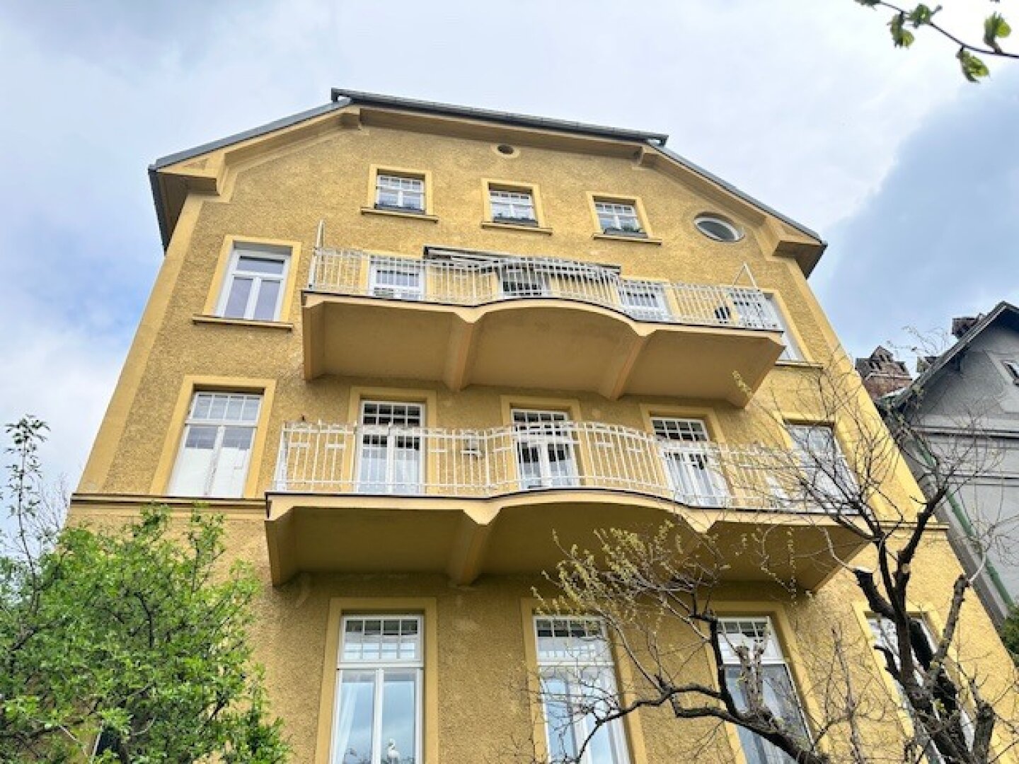 Seltene Altbauperle mit großem Südbalkon & Weitblick – Top Lage S-Bahn Hadersdorf