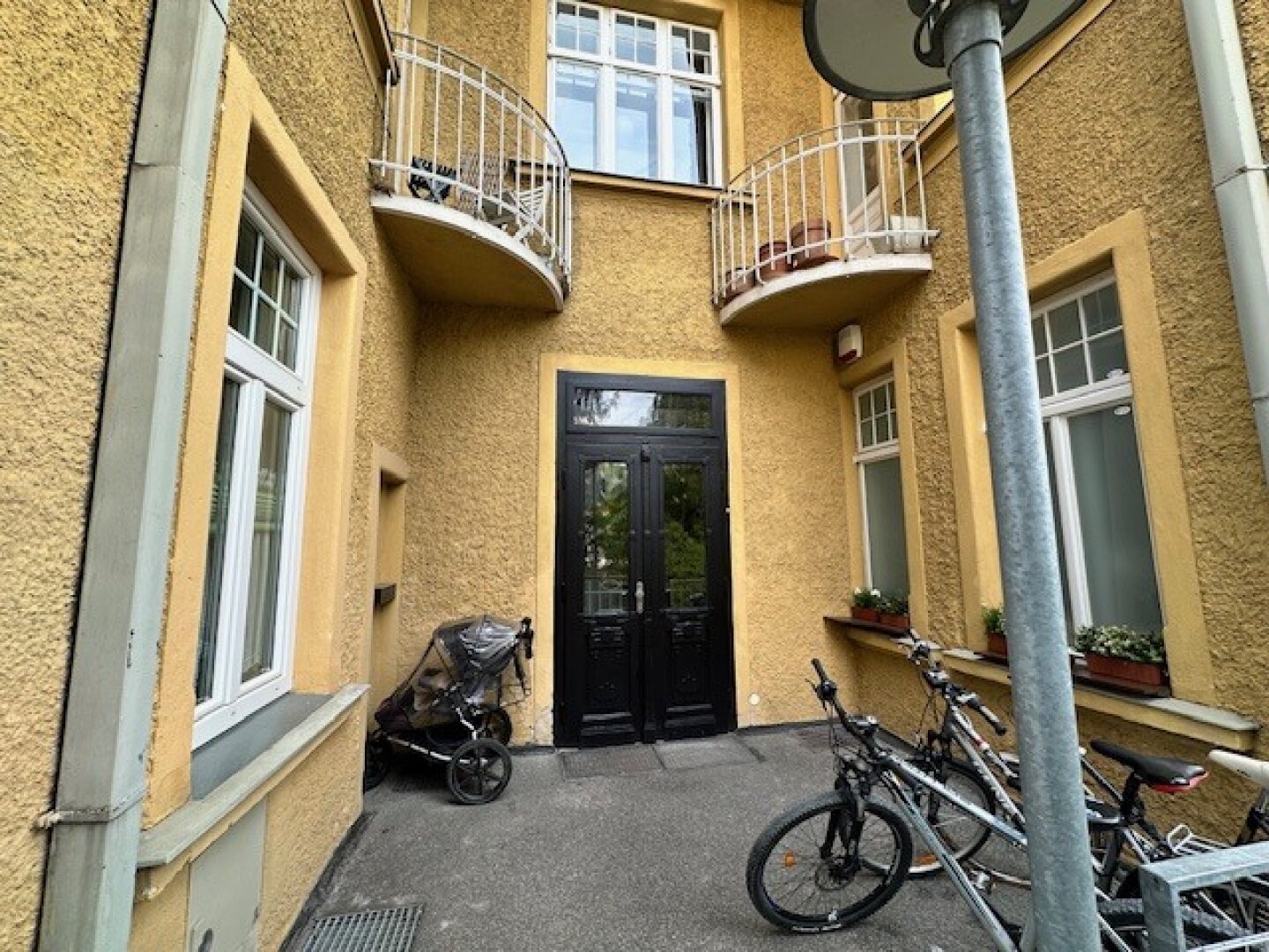 Seltene Altbauperle mit großem Südbalkon & Weitblick – Top Lage S-Bahn Hadersdorf