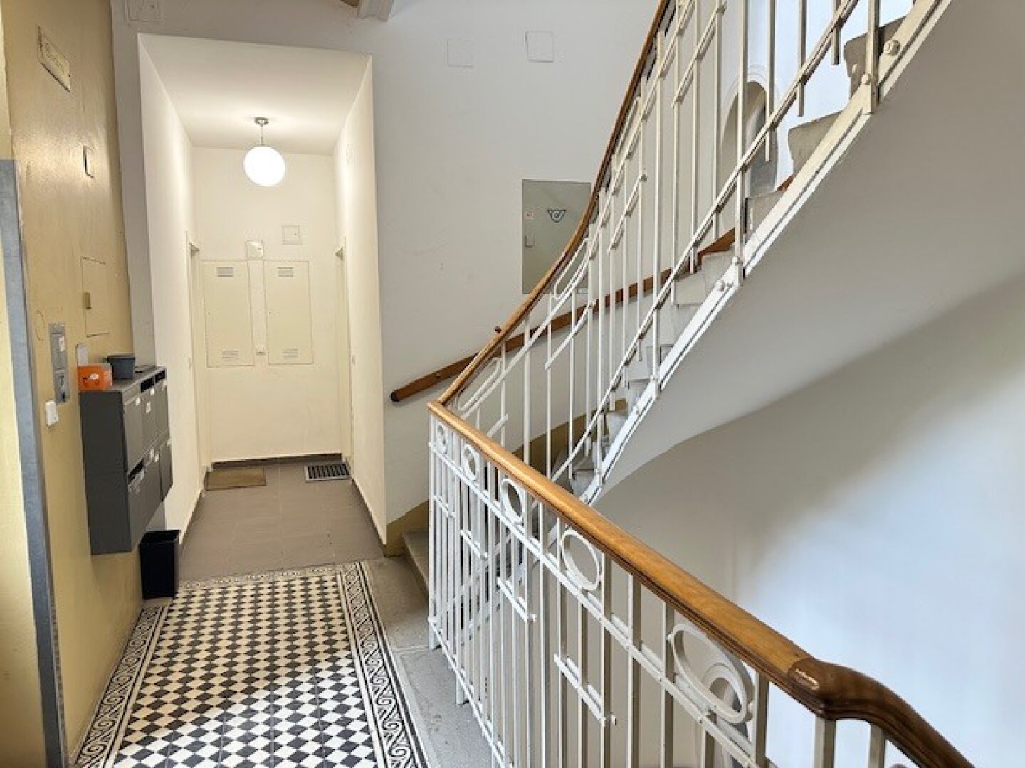 Seltene Altbauperle mit großem Südbalkon & Weitblick – Top Lage S-Bahn Hadersdorf