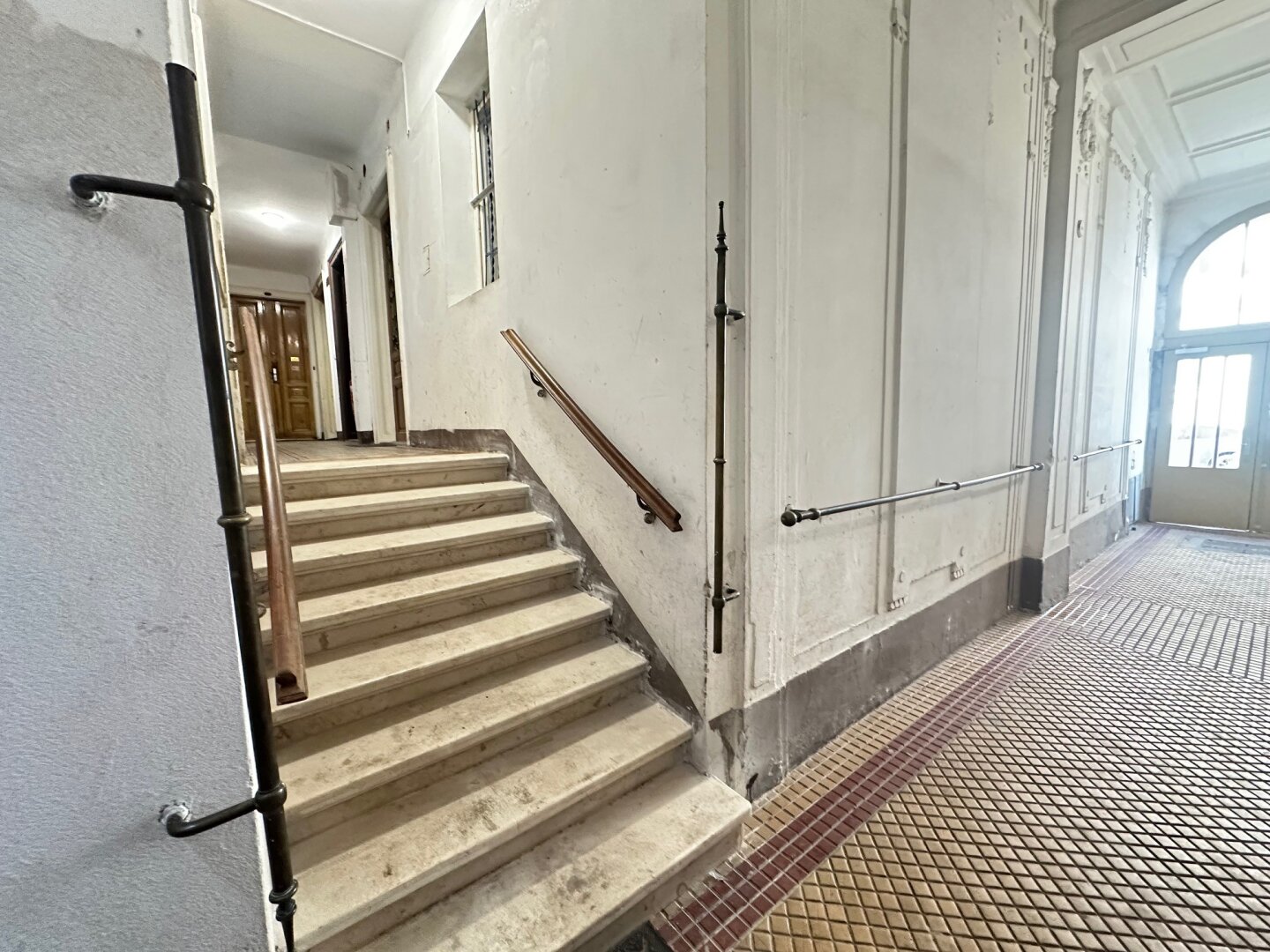 Freundliche Wohnung mit Gastherme - Zimmer - Kabinett - Gang WC gegenüber