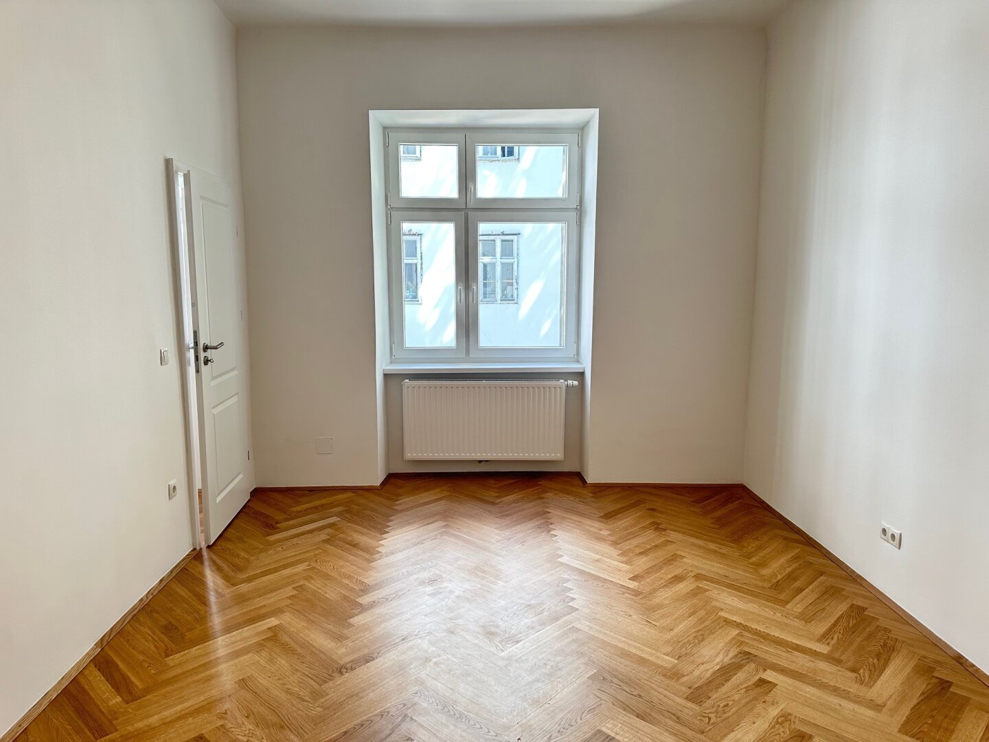 ERSTBEZUG - Top sanierter Stilaltbau nähe Millennium-City