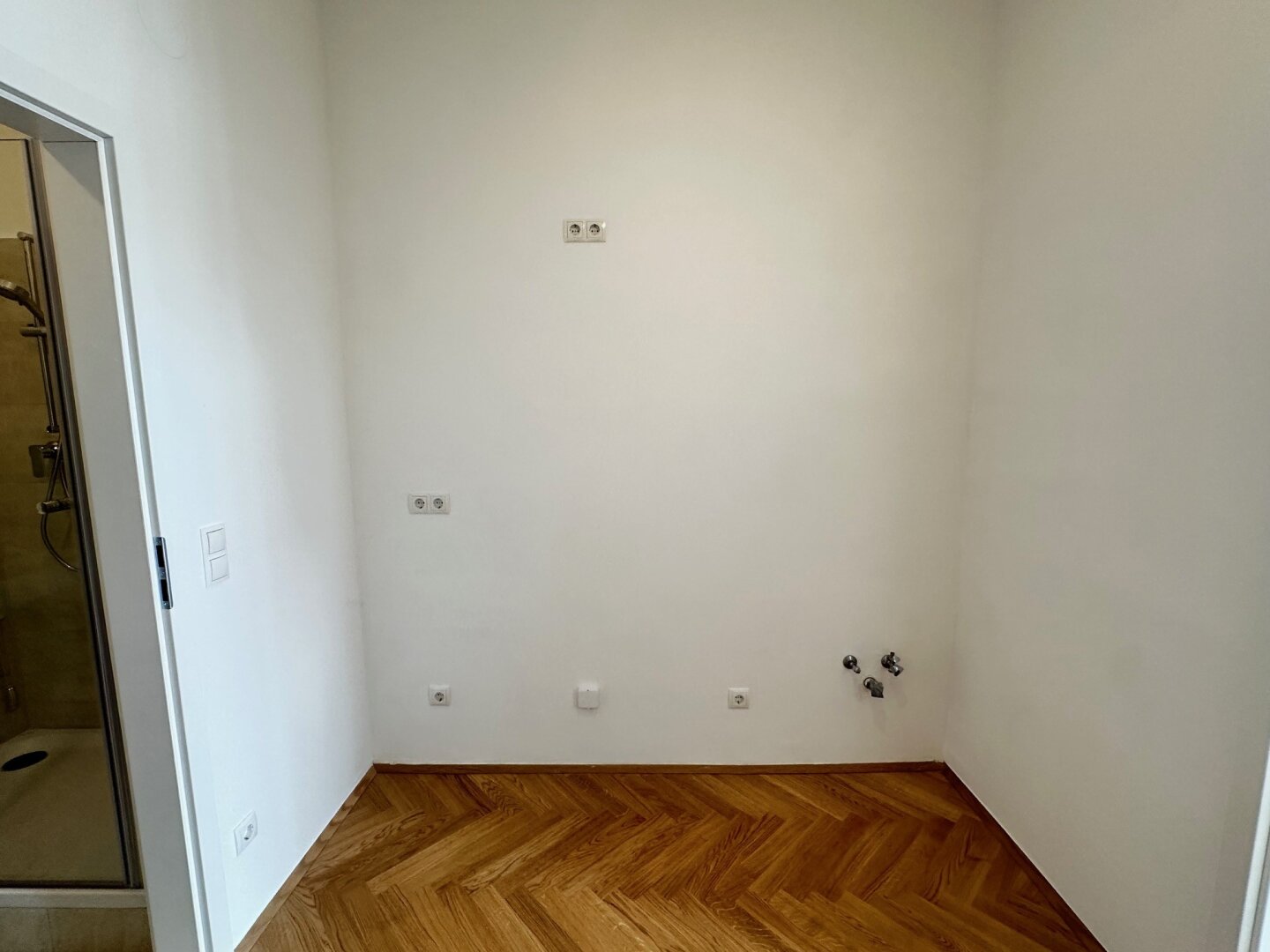 ERSTBEZUG - Top sanierter Stilaltbau nähe Millennium-City