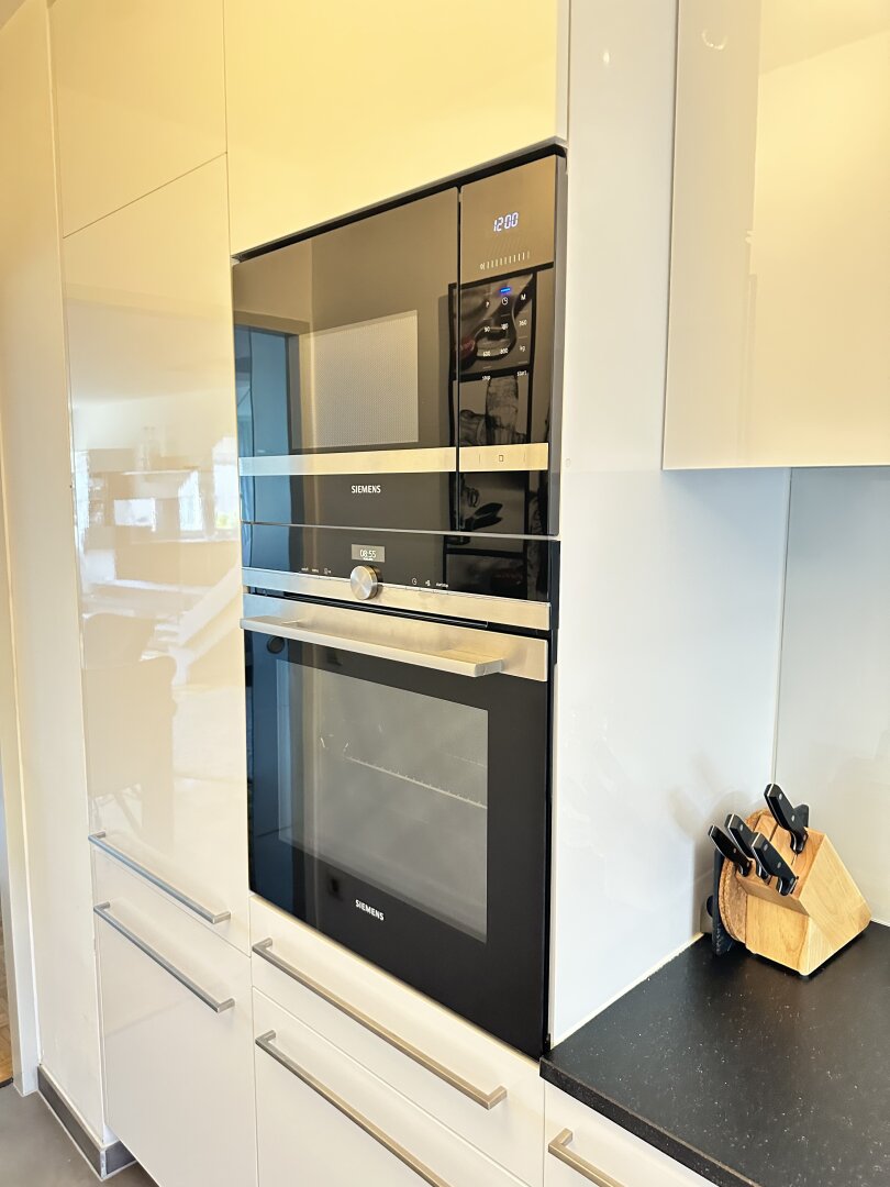 MODERNE HELLE MAISONETTE-WOHNUNG mit TIEFGARAGENSTELLPLATZ