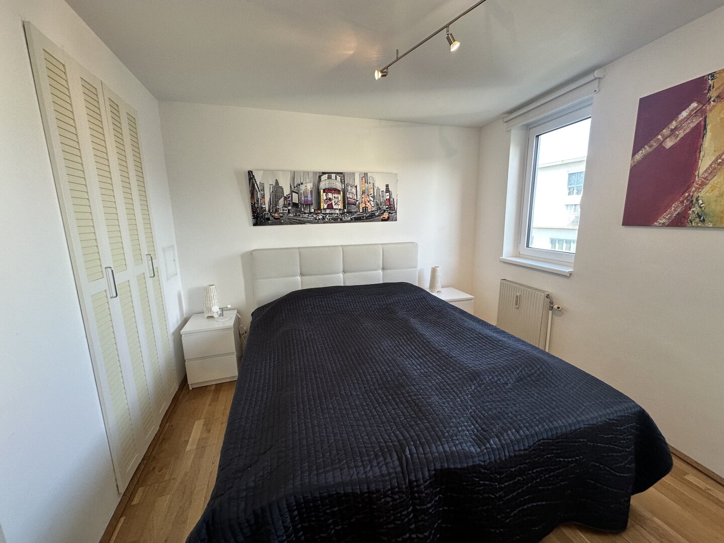MODERNE HELLE MAISONETTE-WOHNUNG mit TIEFGARAGENSTELLPLATZ