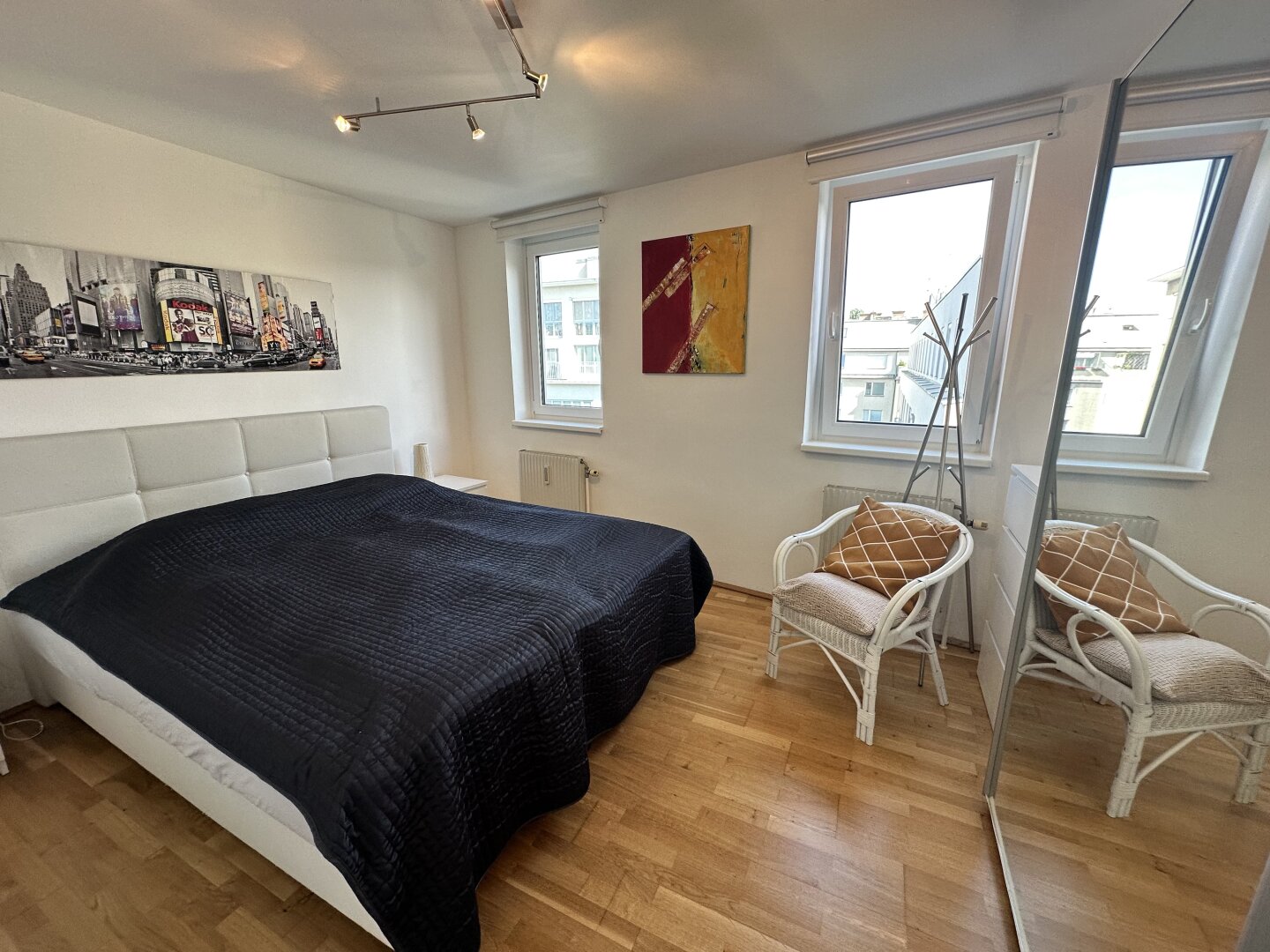 MODERNE HELLE MAISONETTE-WOHNUNG mit TIEFGARAGENSTELLPLATZ