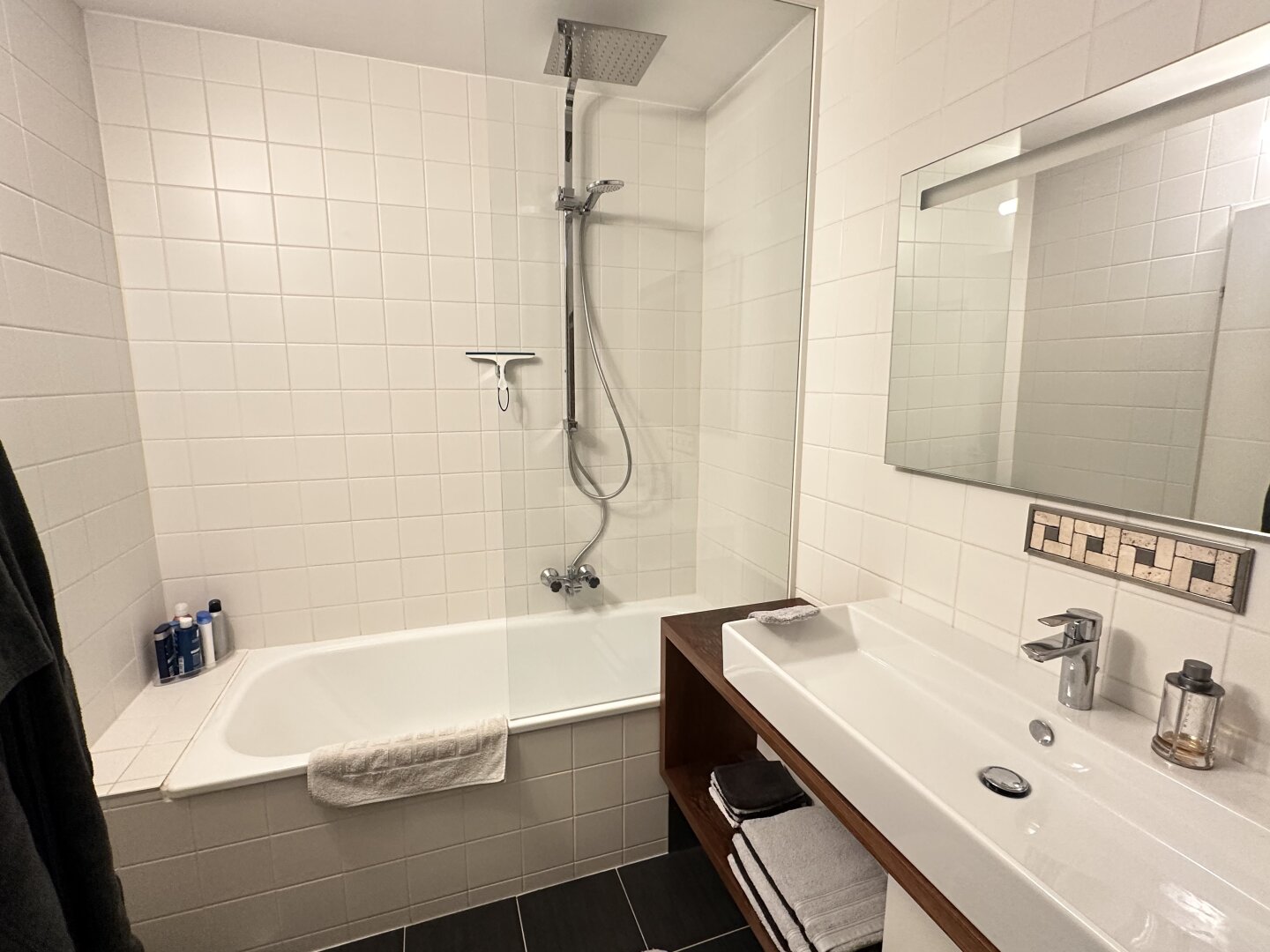 MODERNE HELLE MAISONETTE-WOHNUNG mit TIEFGARAGENSTELLPLATZ
