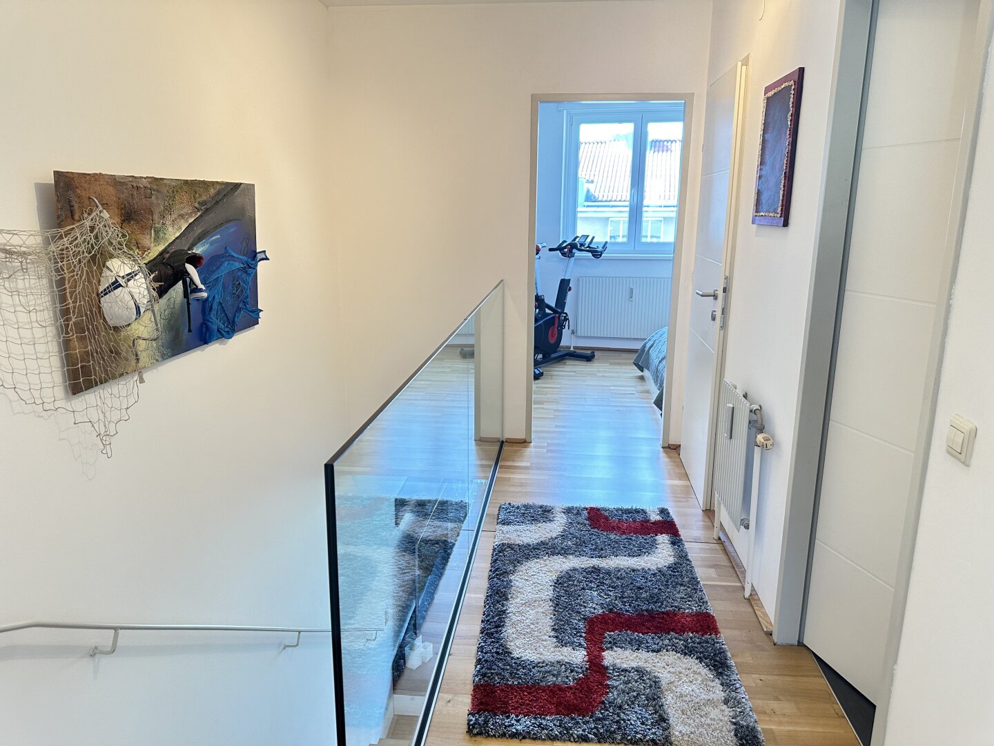 MODERNE HELLE MAISONETTE-WOHNUNG mit TIEFGARAGENSTELLPLATZ