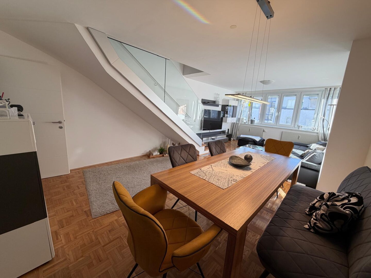 MODERNE HELLE MAISONETTE-WOHNUNG mit TIEFGARAGENSTELLPLATZ
