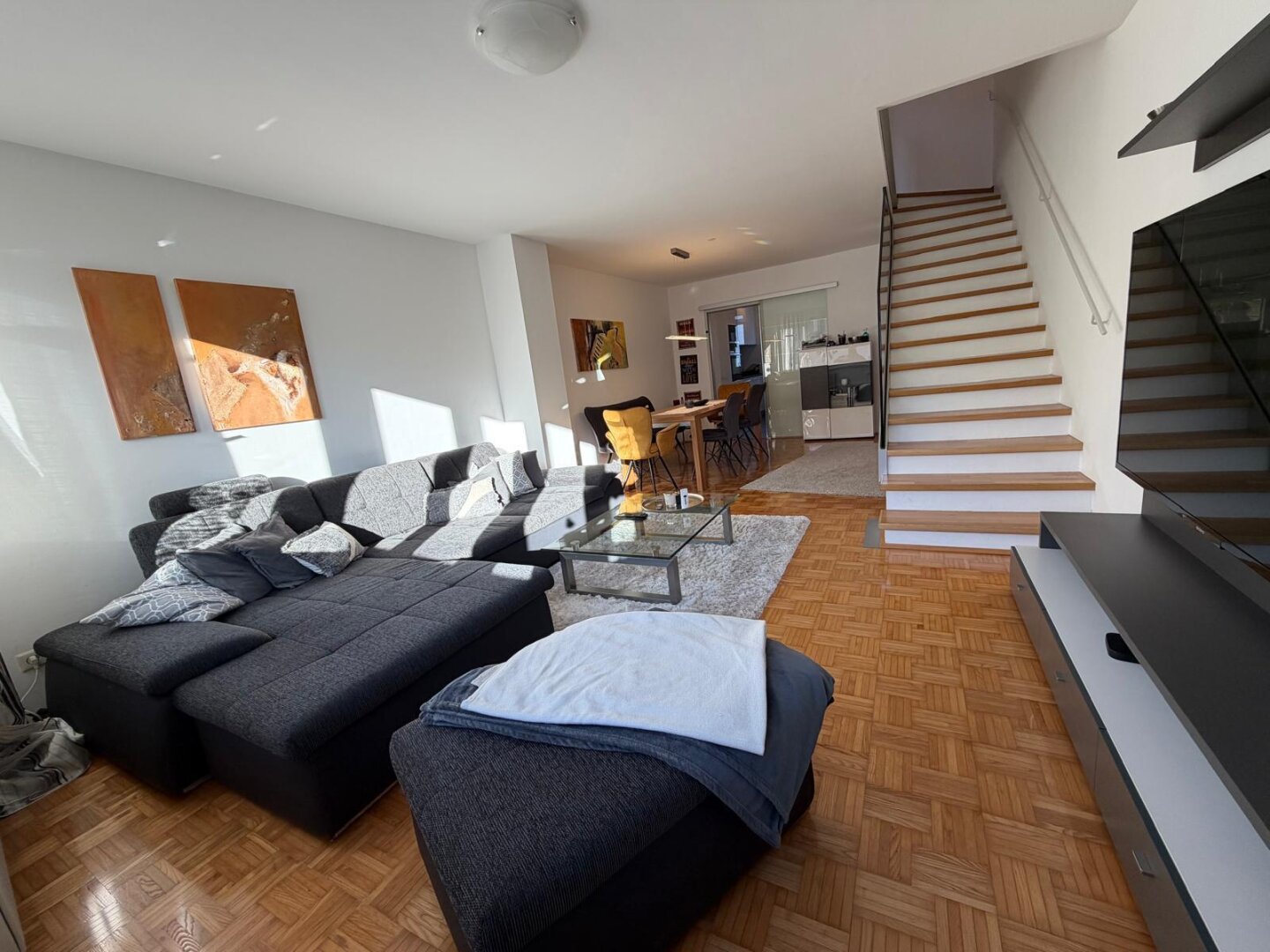 MODERNE HELLE MAISONETTE-WOHNUNG mit TIEFGARAGENSTELLPLATZ