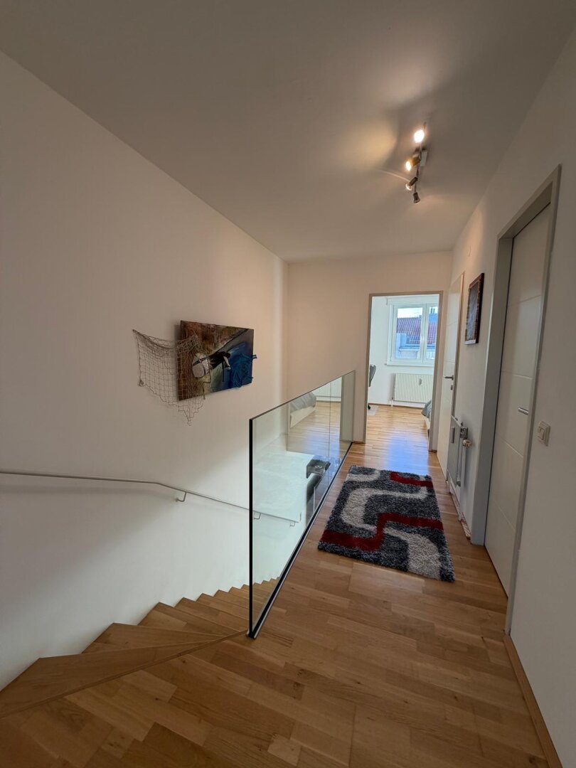 MODERNE HELLE MAISONETTE-WOHNUNG mit TIEFGARAGENSTELLPLATZ