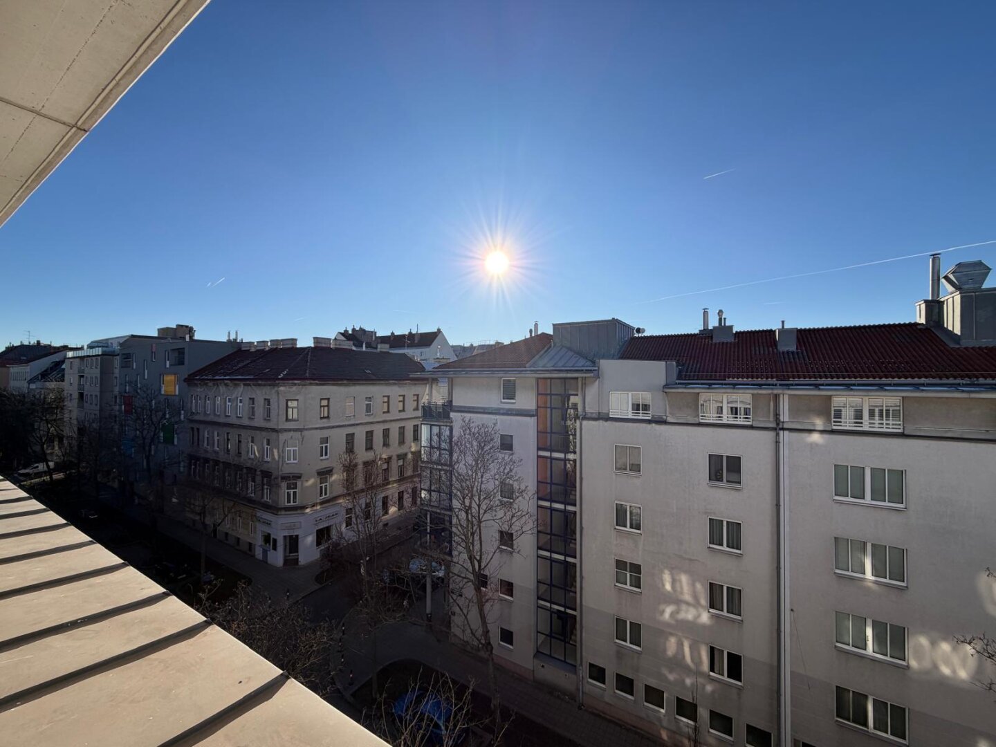 MODERNE HELLE MAISONETTE-WOHNUNG mit TIEFGARAGENSTELLPLATZ