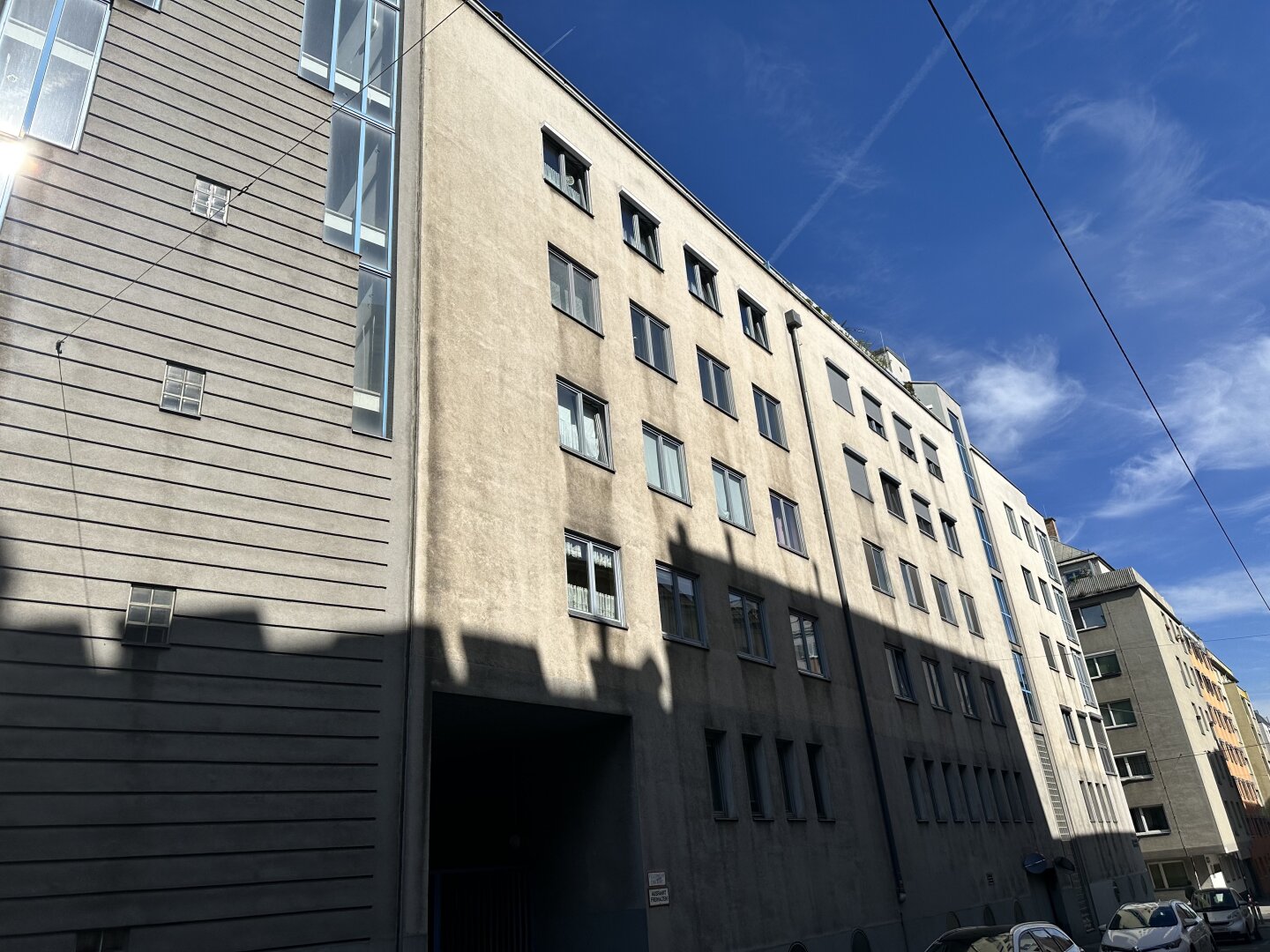 MODERNE HELLE MAISONETTE-WOHNUNG mit TIEFGARAGENSTELLPLATZ