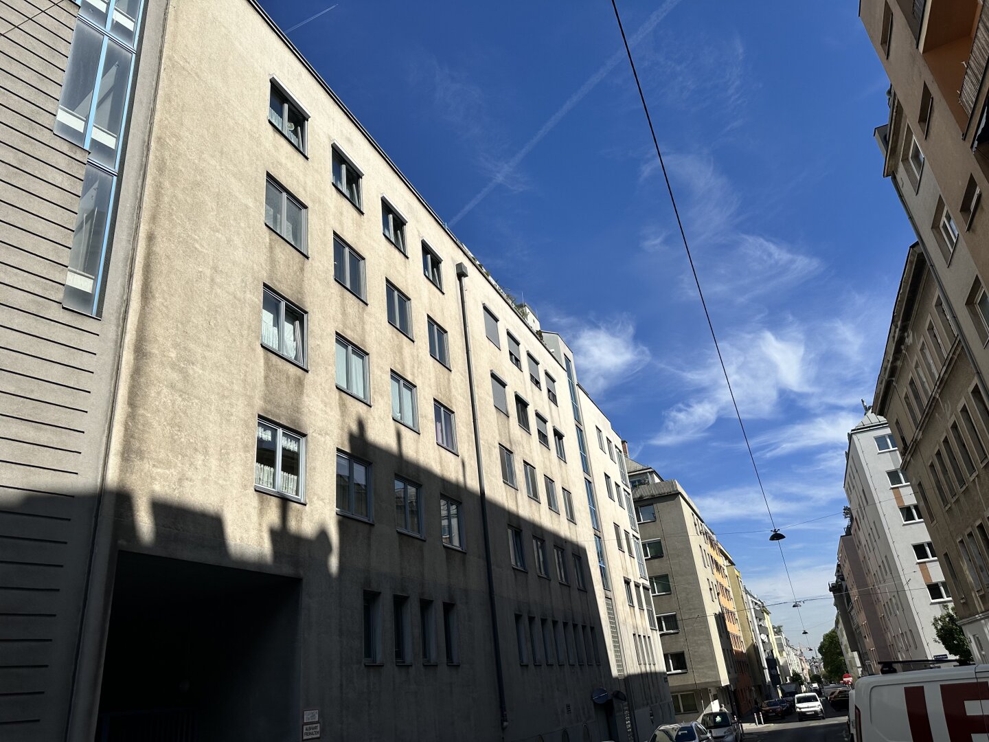 MODERNE HELLE MAISONETTE-WOHNUNG mit TIEFGARAGENSTELLPLATZ