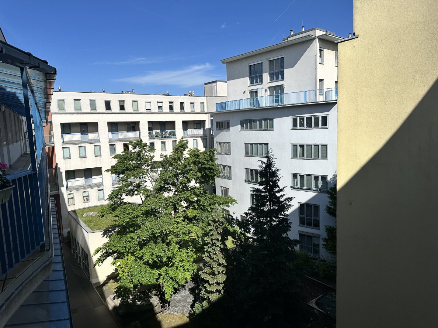 MODERNE HELLE MAISONETTE-WOHNUNG mit TIEFGARAGENSTELLPLATZ