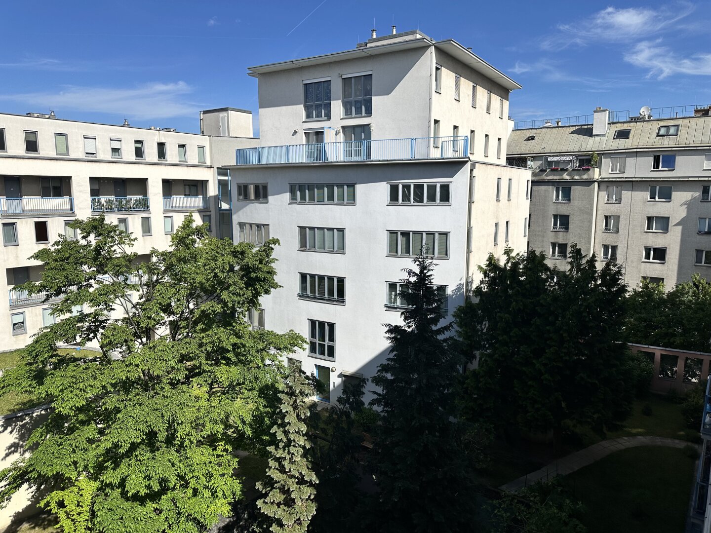 MODERNE HELLE MAISONETTE-WOHNUNG mit TIEFGARAGENSTELLPLATZ