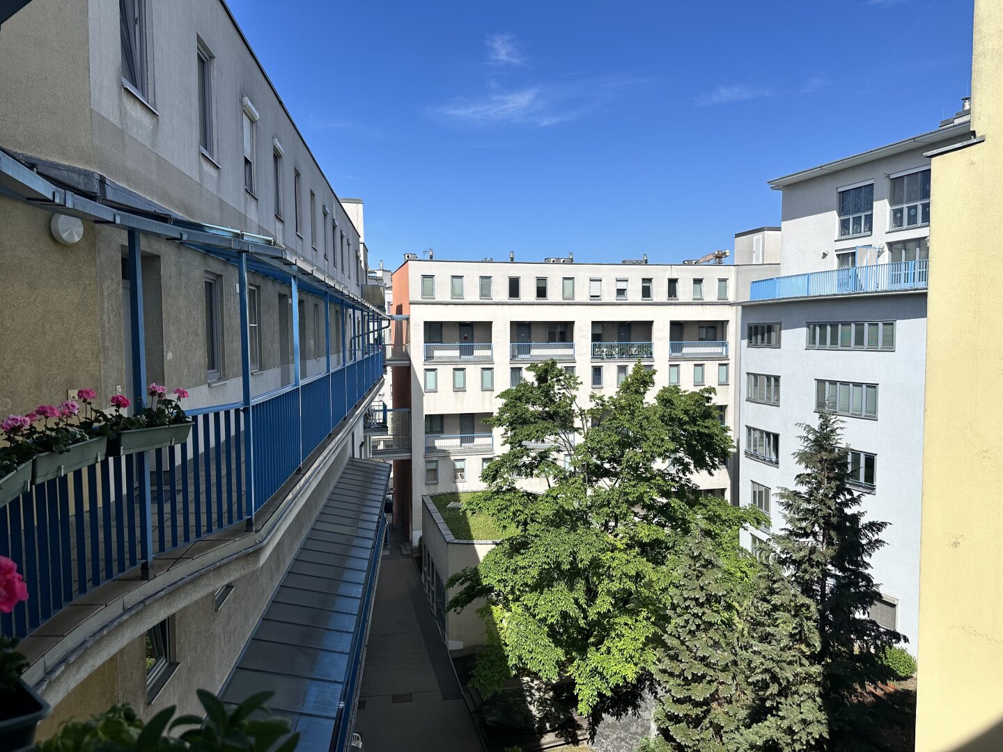 MODERNE HELLE MAISONETTE-WOHNUNG mit TIEFGARAGENSTELLPLATZ