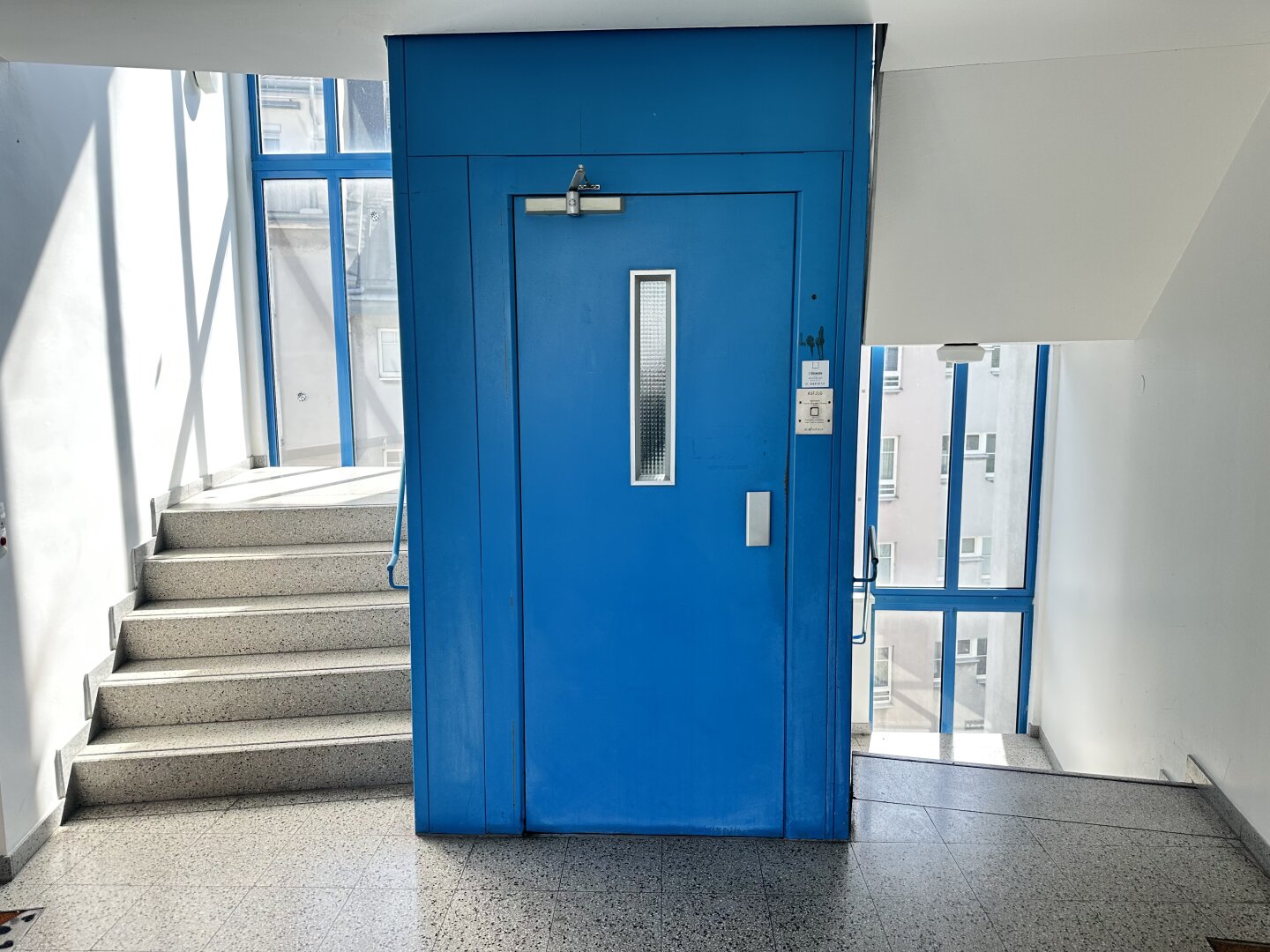 MODERNE HELLE MAISONETTE-WOHNUNG mit TIEFGARAGENSTELLPLATZ