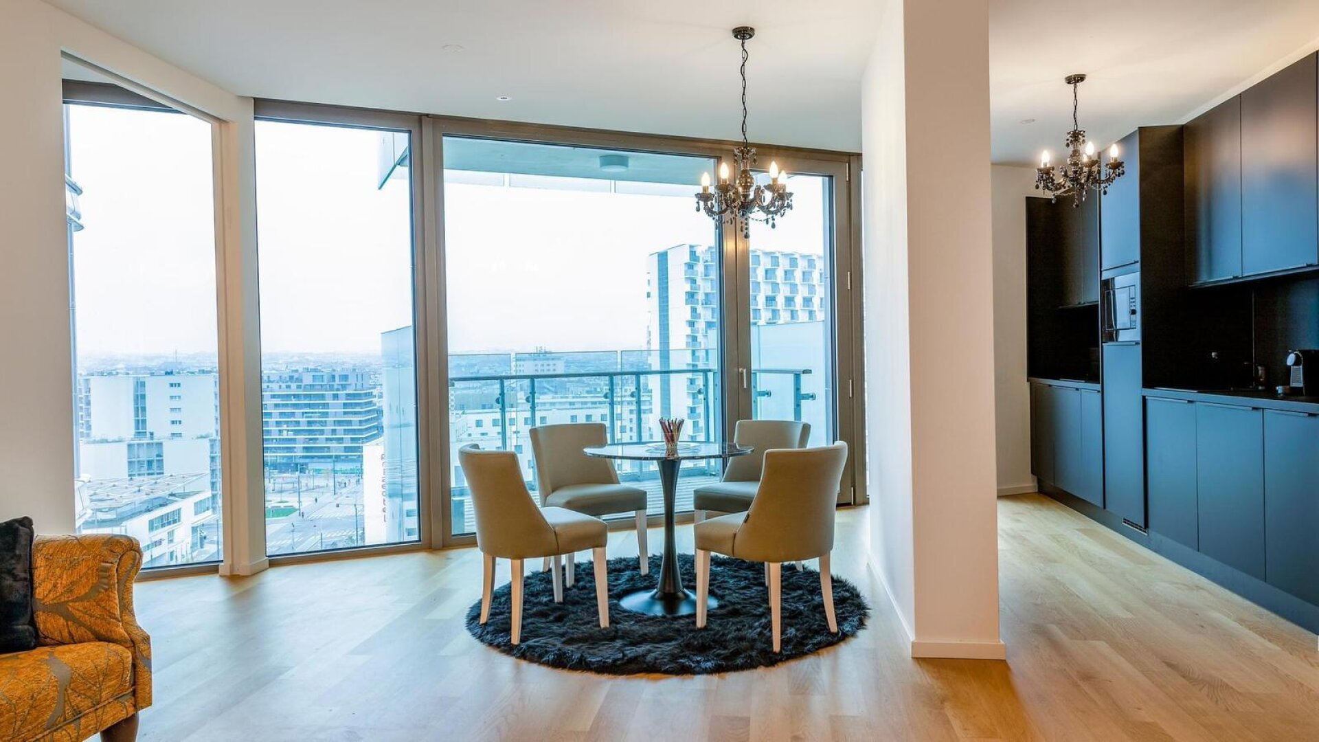 EXKLUSIVE TOP WOHNUNG mit außergewöhnlichen FERNBLICK - GARAGENSTELLPLATZ + BALKON + 12. LIFTSTOCK