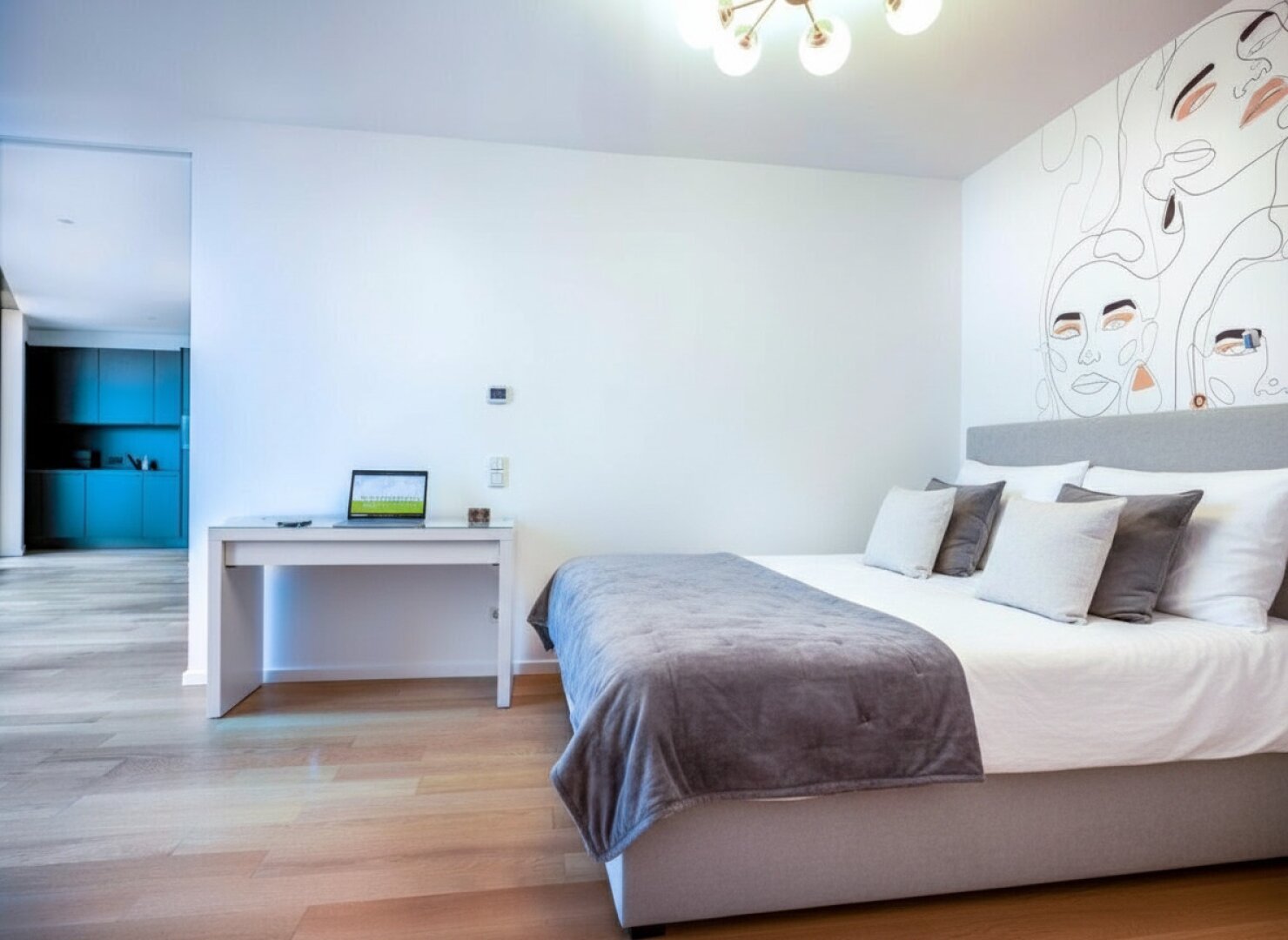 EXKLUSIVE TOP WOHNUNG mit außergewöhnlichen FERNBLICK - GARAGENSTELLPLATZ + BALKON + 12. LIFTSTOCK