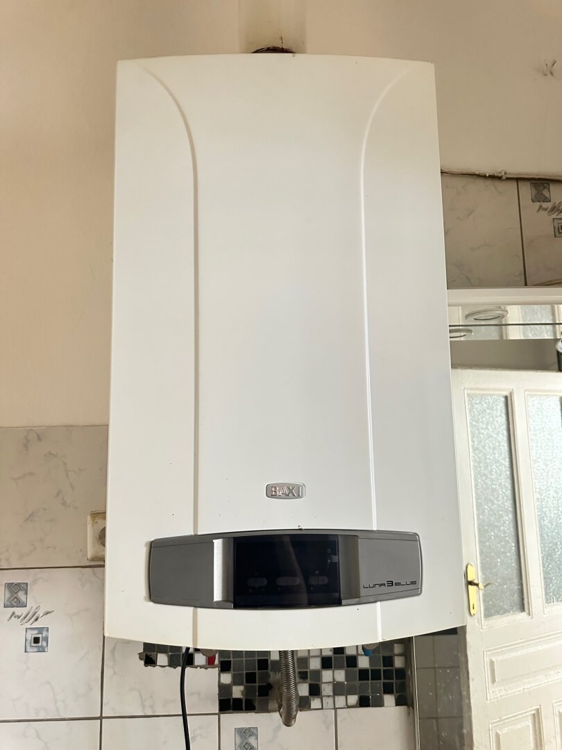 Freundliche Wohnung mit Gastherme - Zimmer - Kabinett - Gang WC gegenüber