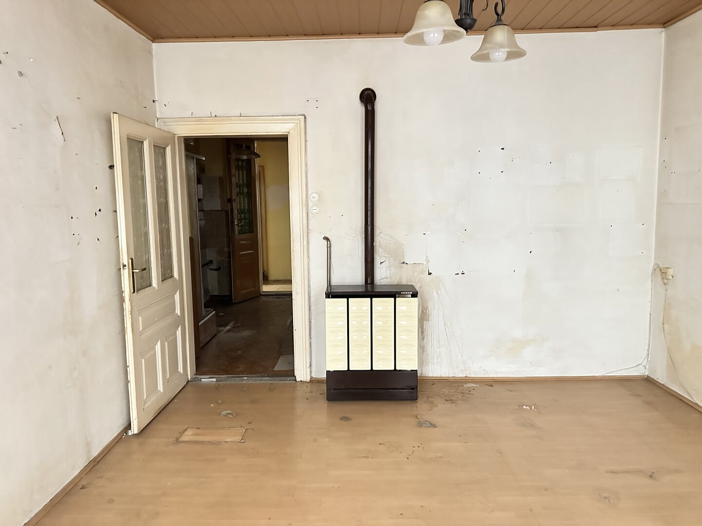 WOHNUNG ZUM SANIEREN - 2,5 Zimmer im HOCHPARTERRE