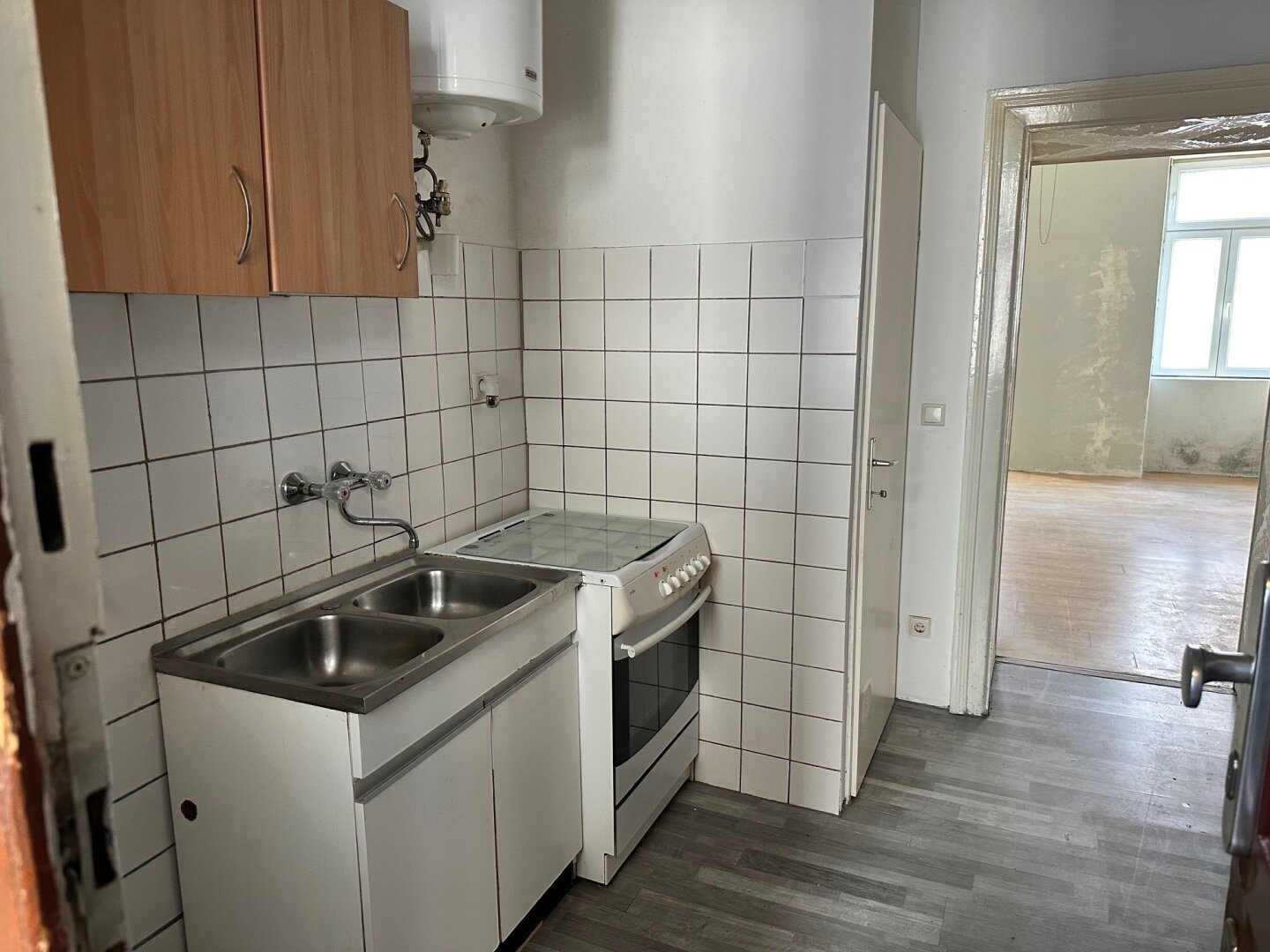 RENOVIERUNGSBEDÜRFTIGE SINGLEWOHNUNG MIT WC
