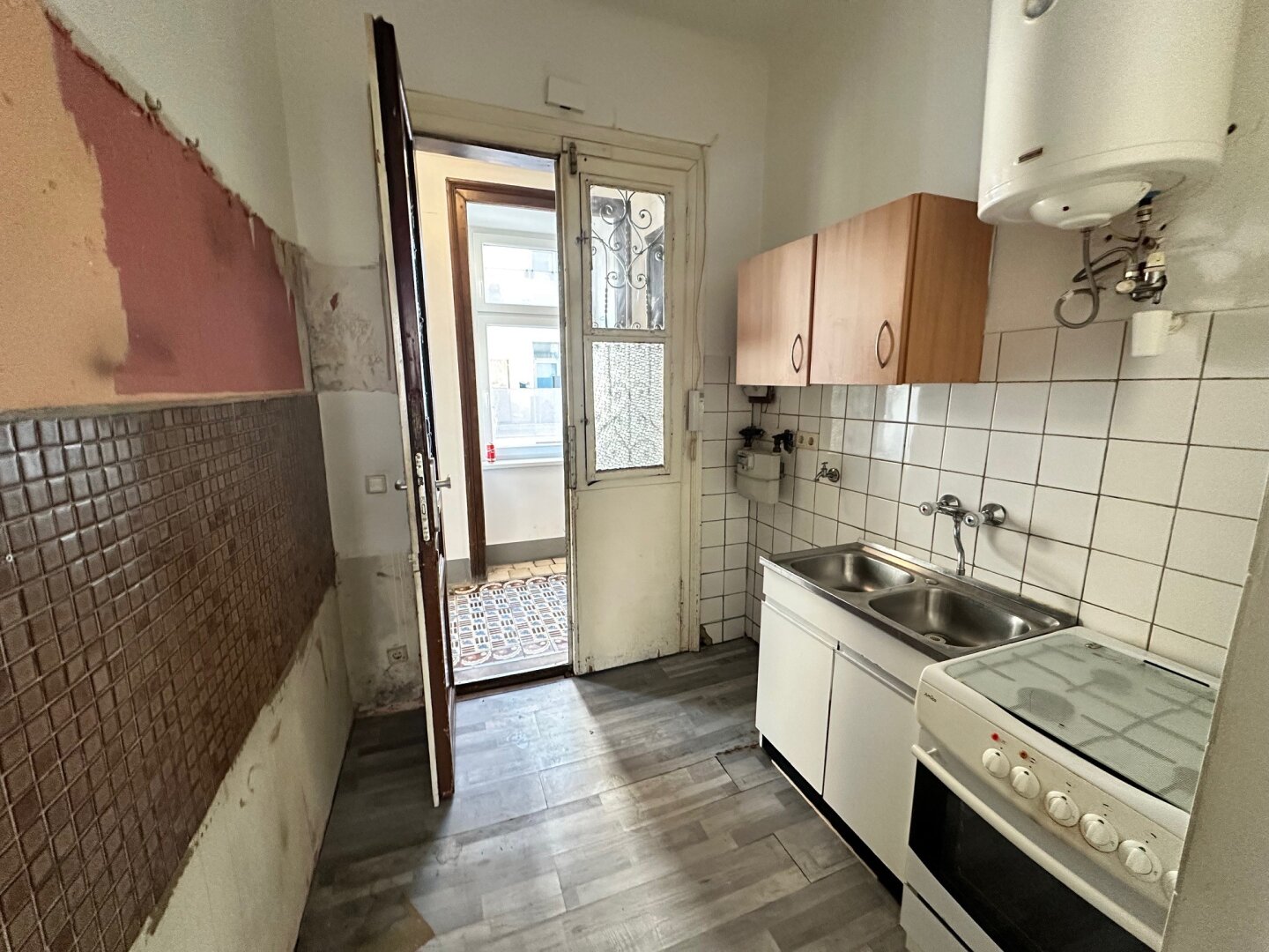 RENOVIERUNGSBEDÜRFTIGE SINGLEWOHNUNG MIT WC