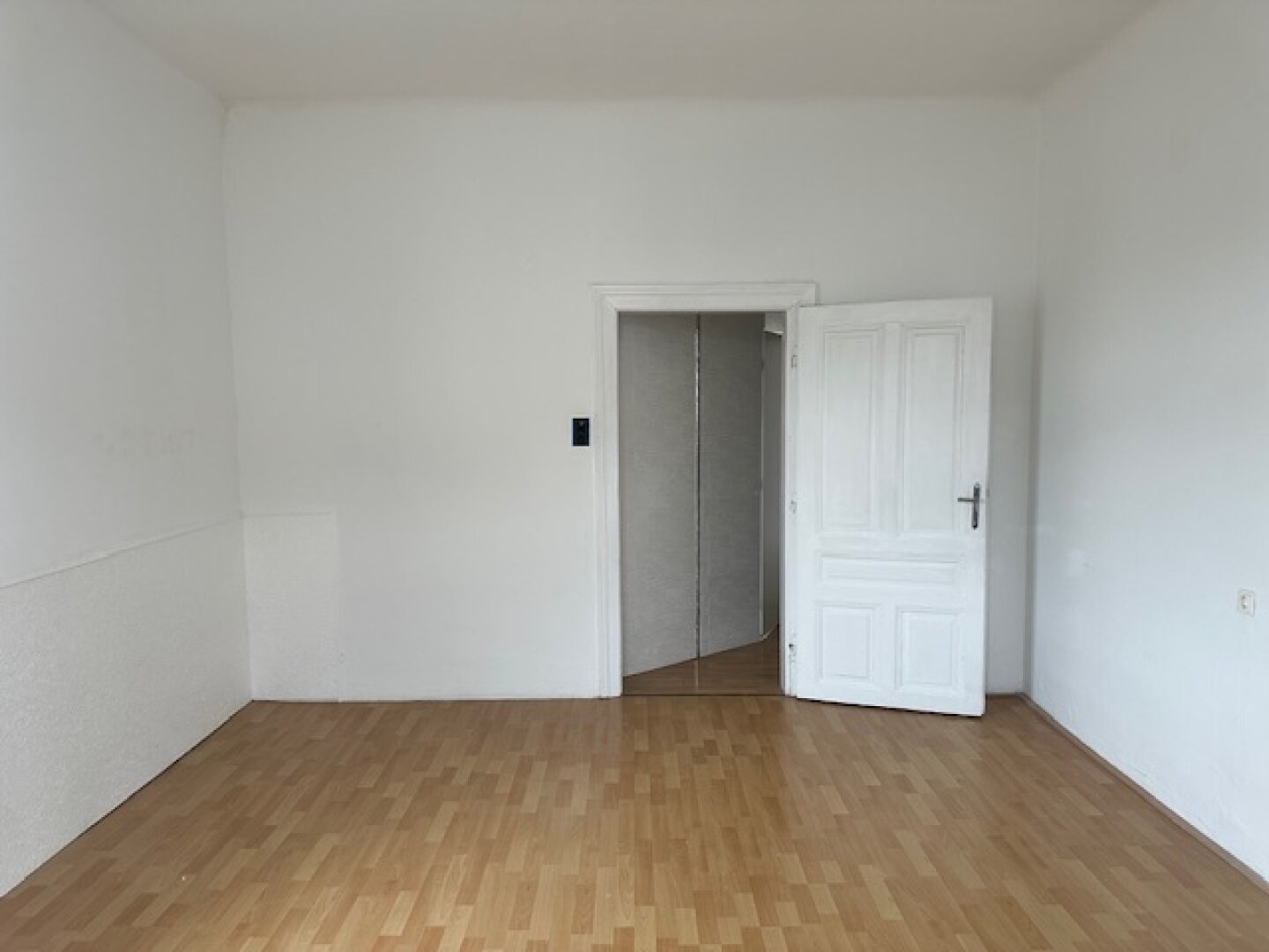Handwerkerbedürftige 3 Zimmer - U1 Troststraße - Blick auf die Alpengasse - 2 Eingänge möglich!!
