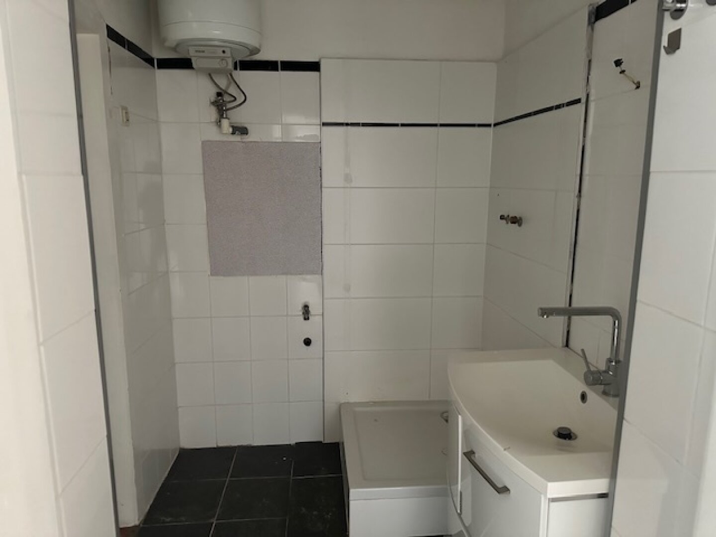 Handwerkerbedürftige 3 Zimmer - U1 Troststraße - Blick auf die Alpengasse - 2 Eingänge möglich!!