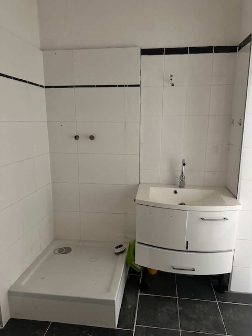 Handwerkerbedürftige 3 Zimmer - U1 Troststraße - Blick auf die Alpengasse - 2 Eingänge möglich!!