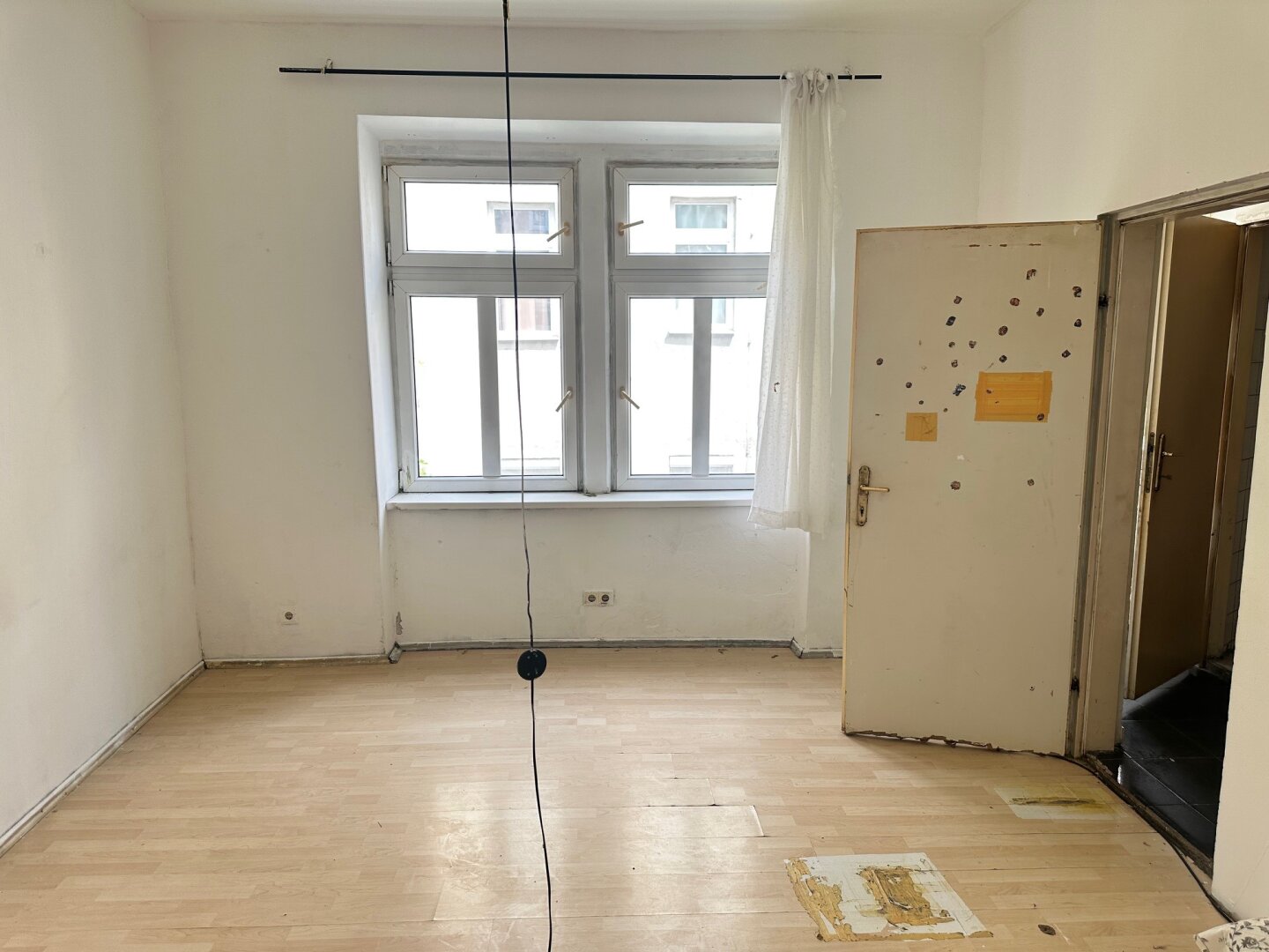 AUGARTEN - Kleine Wohnung mit Dusche/WC mit Sanierungsbedarf
