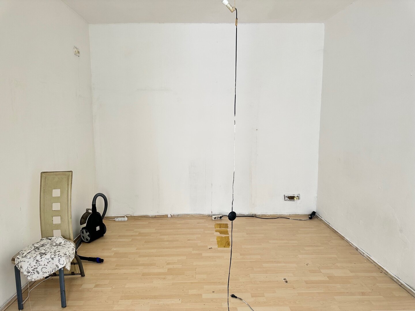 AUGARTEN - Kleine Wohnung mit Dusche/WC mit Sanierungsbedarf