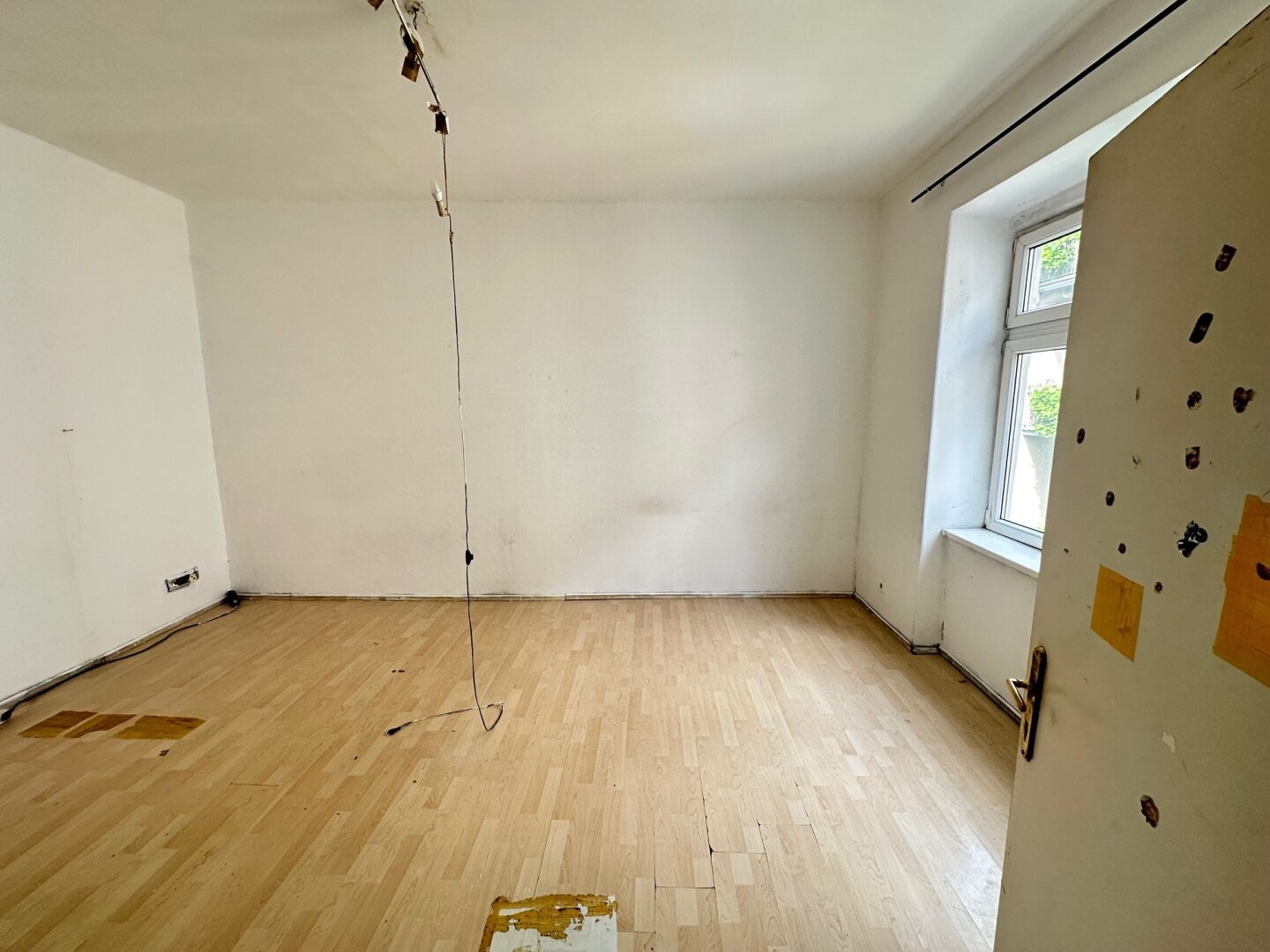 AUGARTEN - Kleine Wohnung mit Dusche/WC mit Sanierungsbedarf
