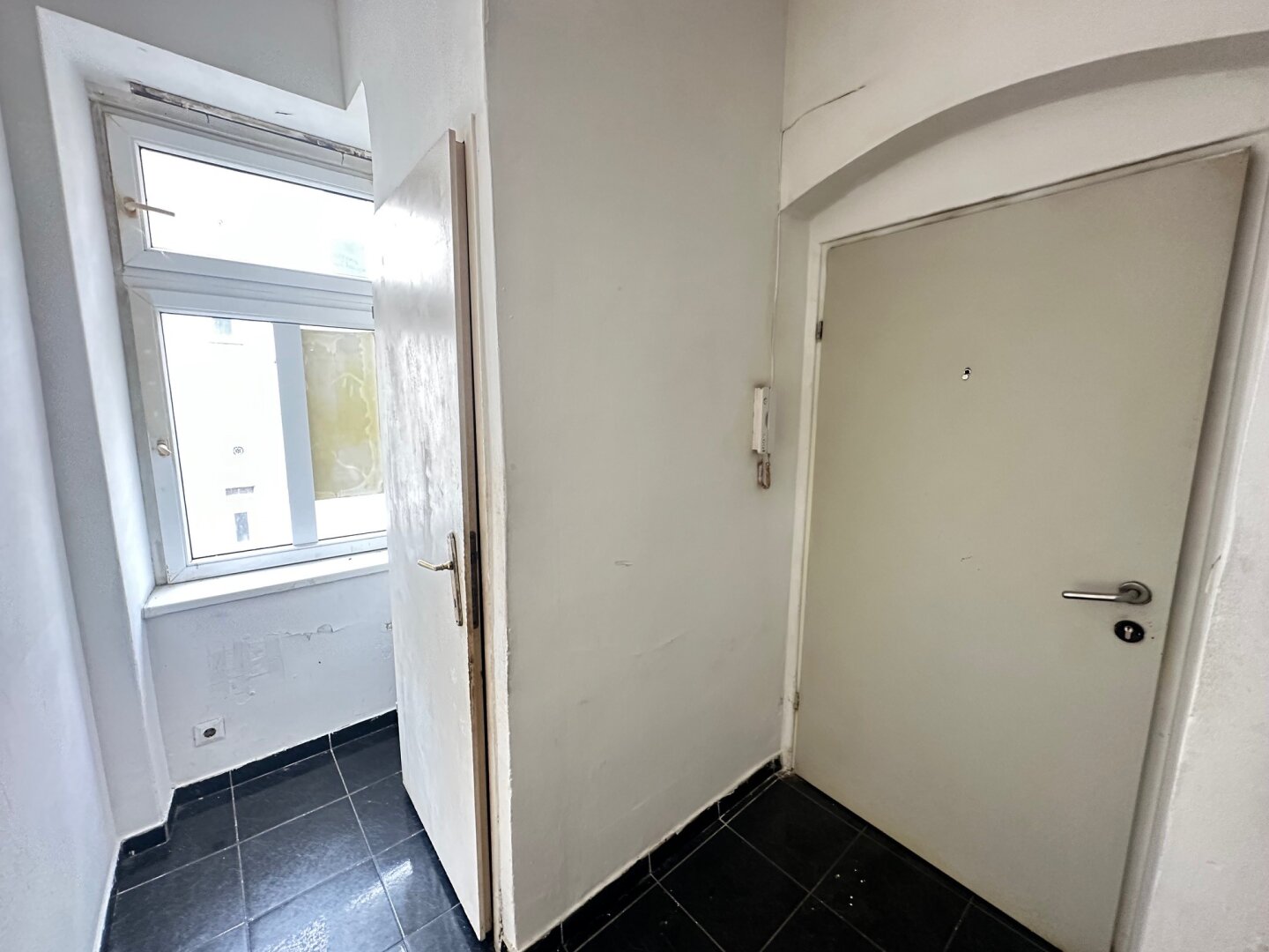 AUGARTEN - Kleine Wohnung mit Dusche/WC mit Sanierungsbedarf