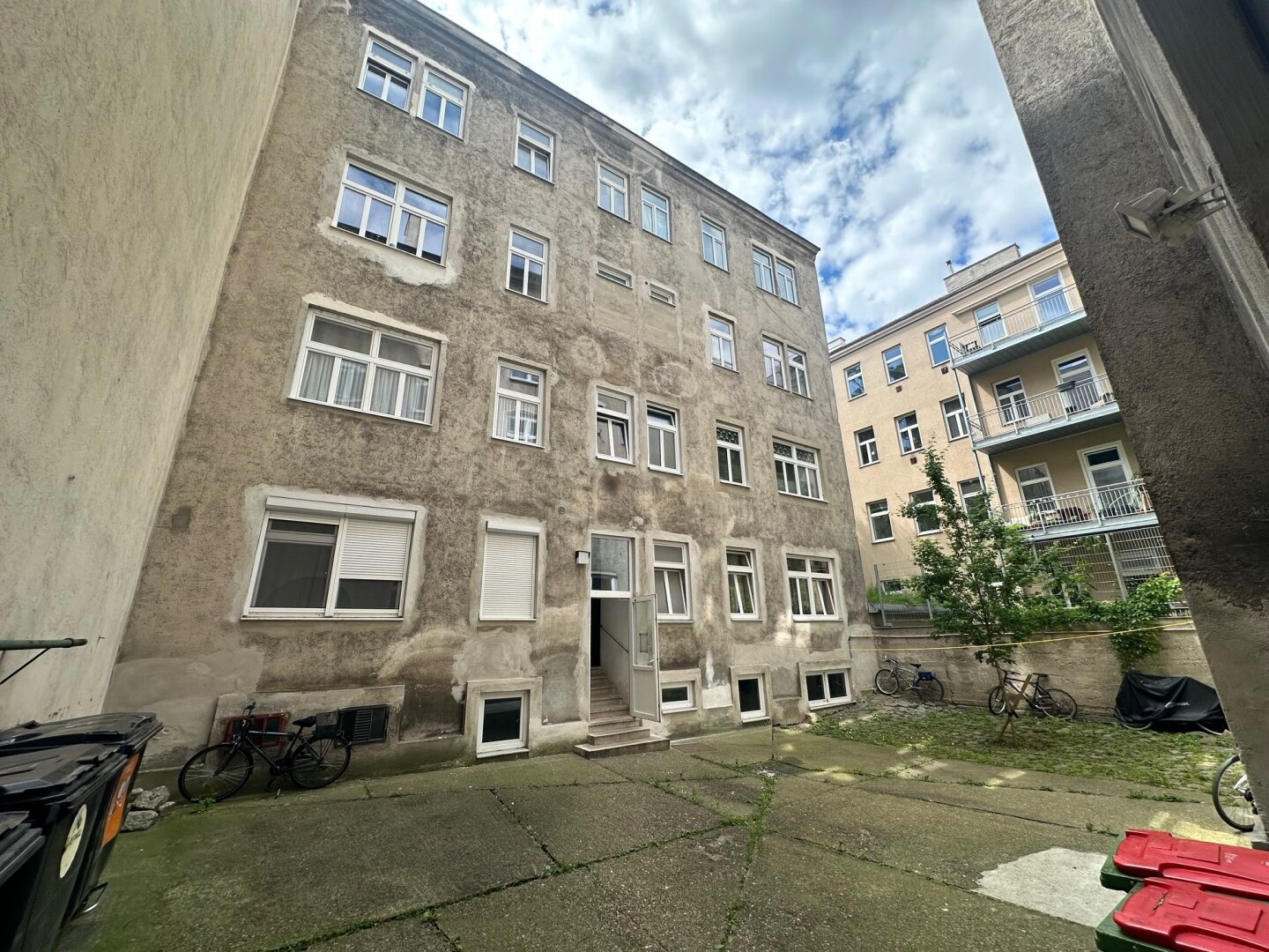 AUGARTEN - Kleine Wohnung mit Dusche/WC mit Sanierungsbedarf