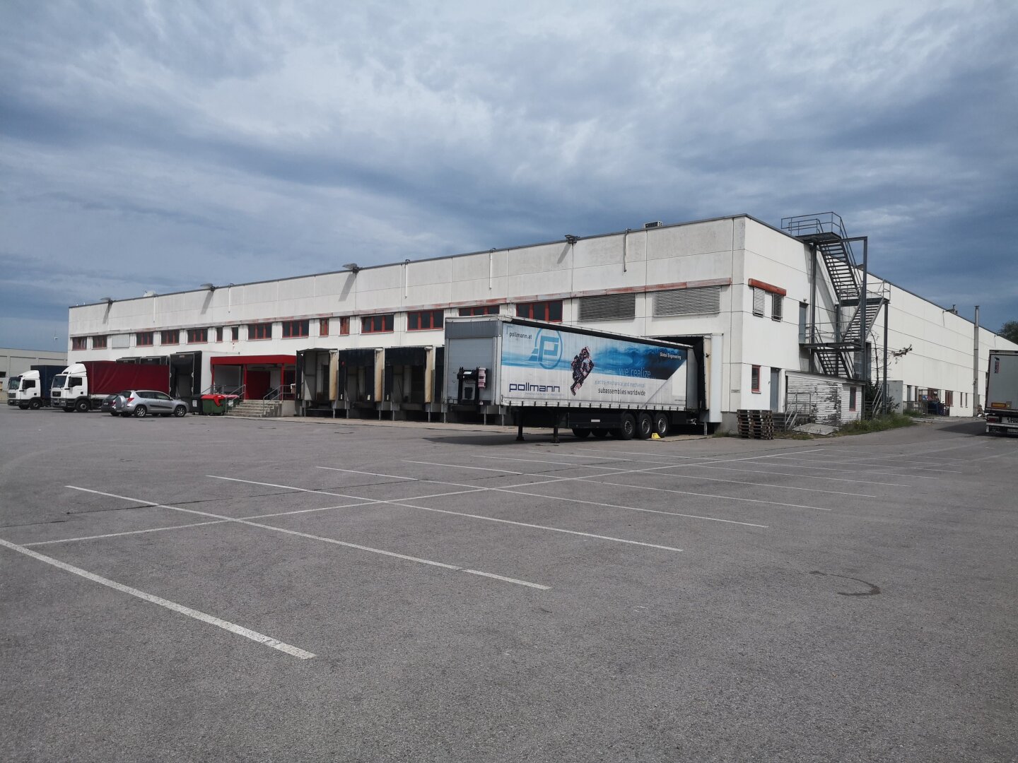 freie Büroflächen in Betriebshalle