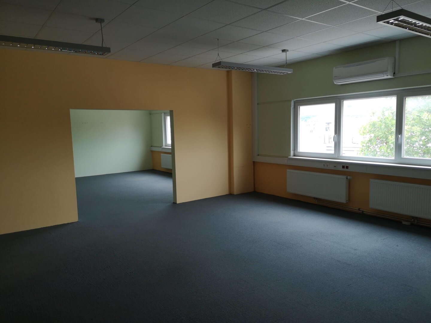 freie Büroflächen in Betriebshalle