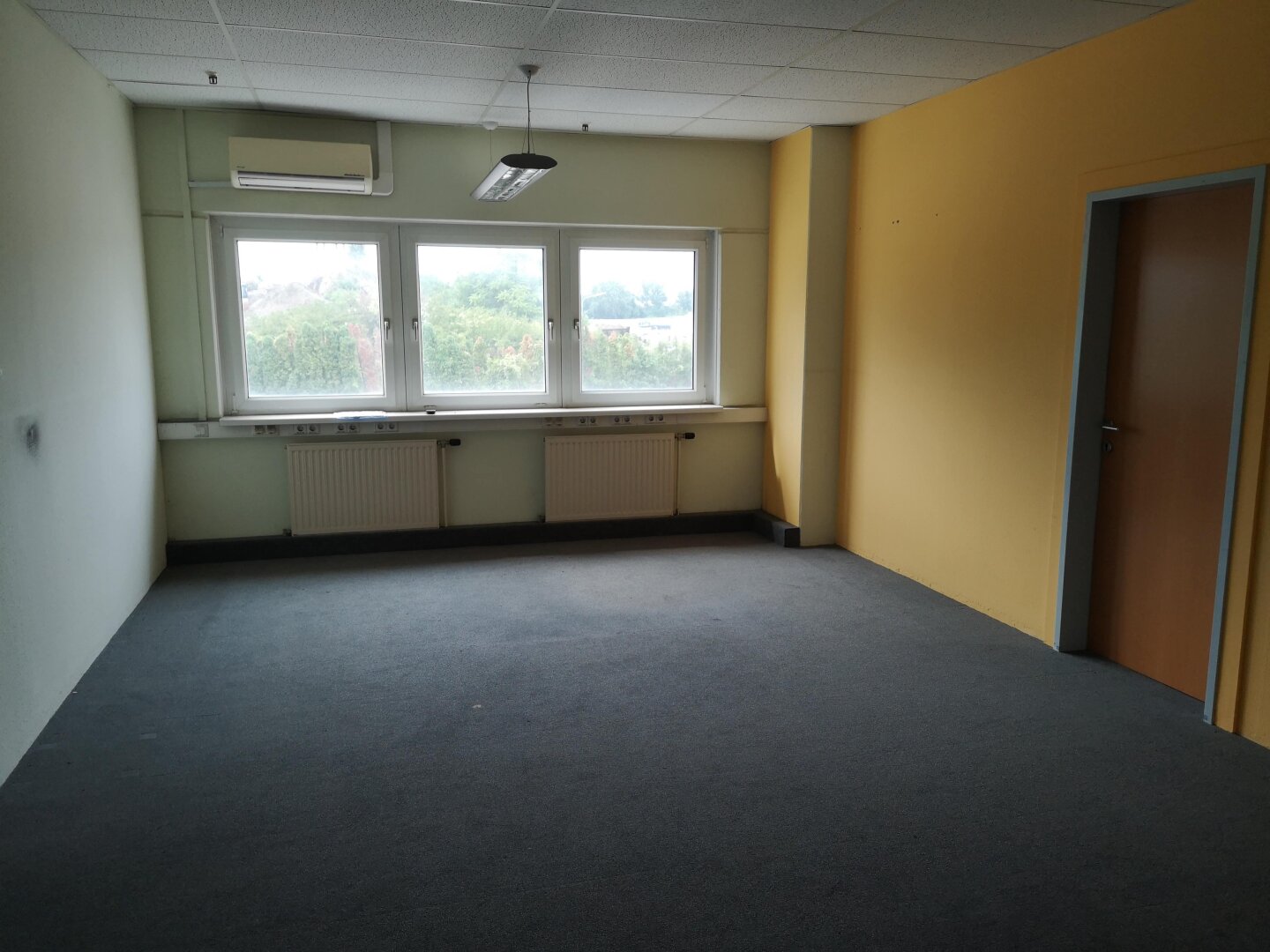 freie Büroflächen in Betriebshalle